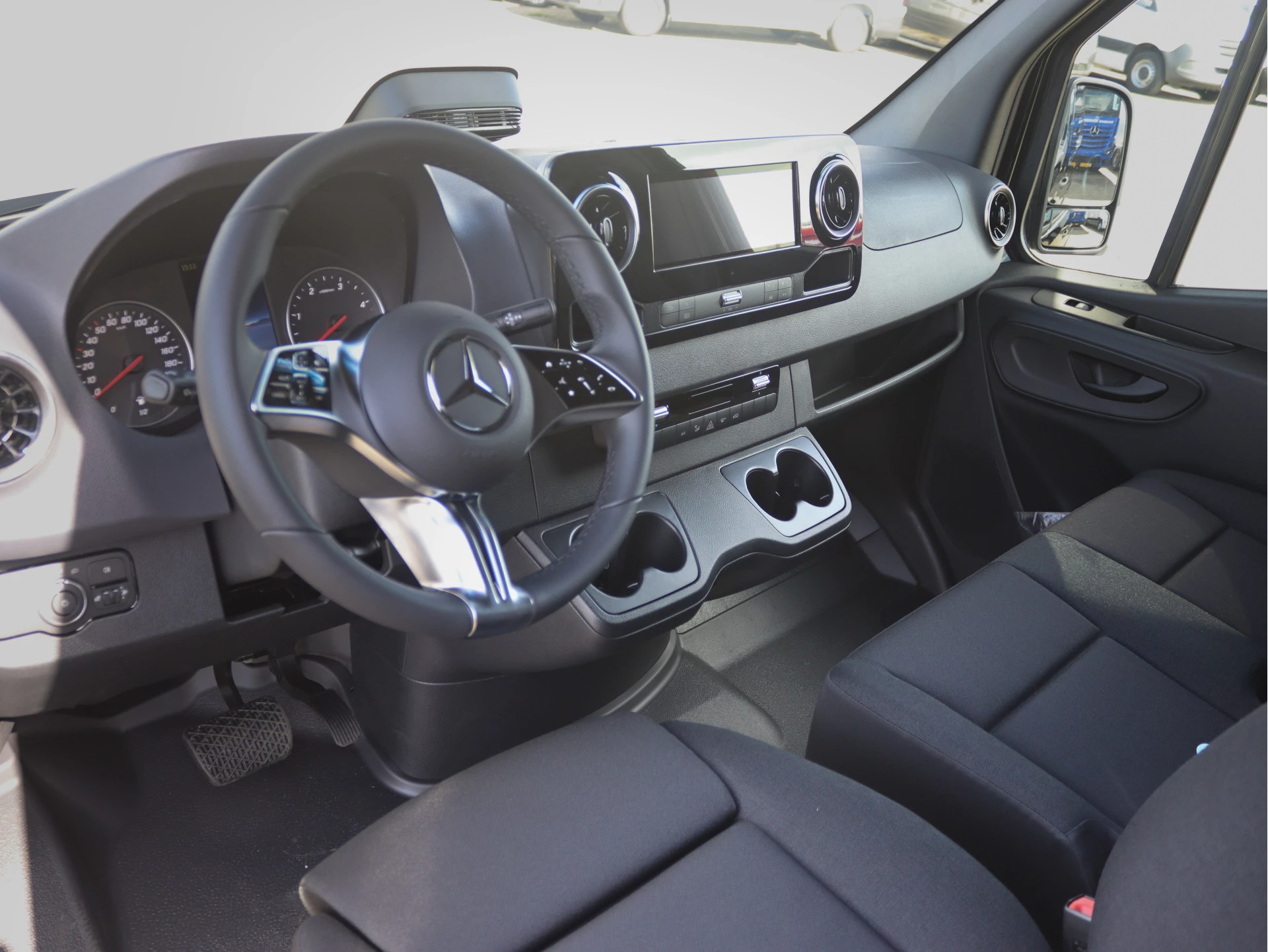 Mercedes-Benz-Sprinter-image-3