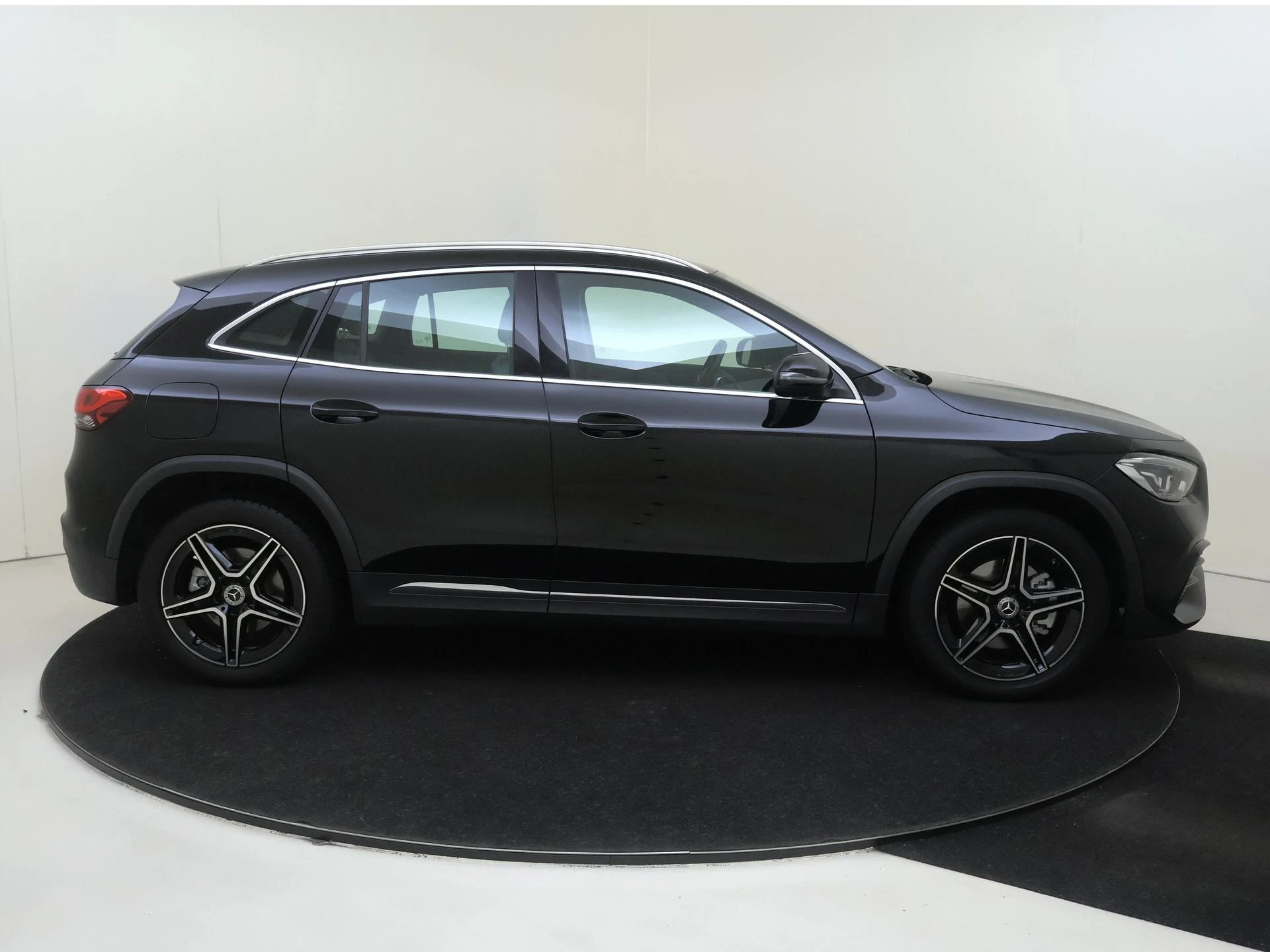 Mercedes-Benz-GLA-image-8