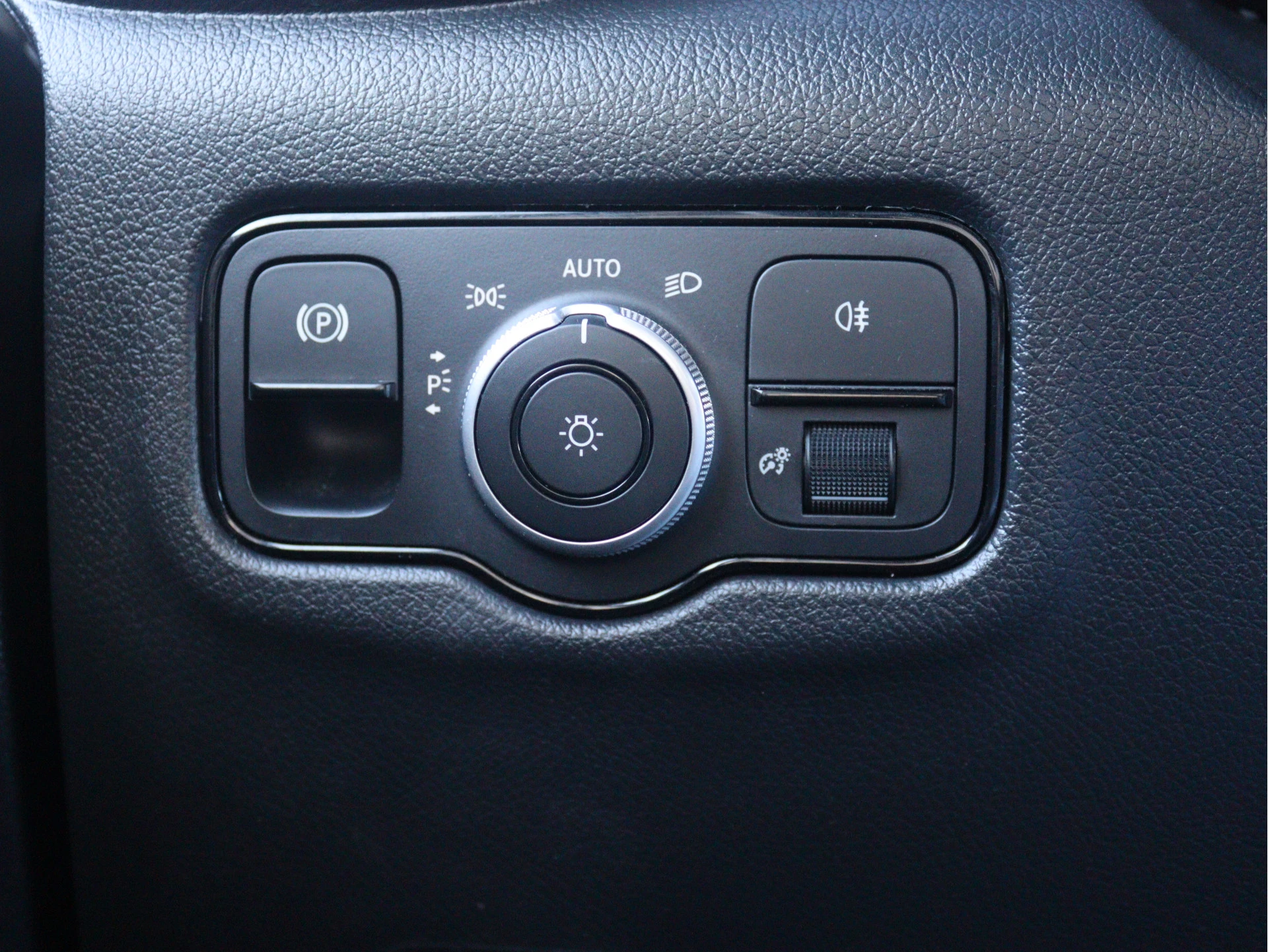 Mercedes-Benz-Vito-image-12