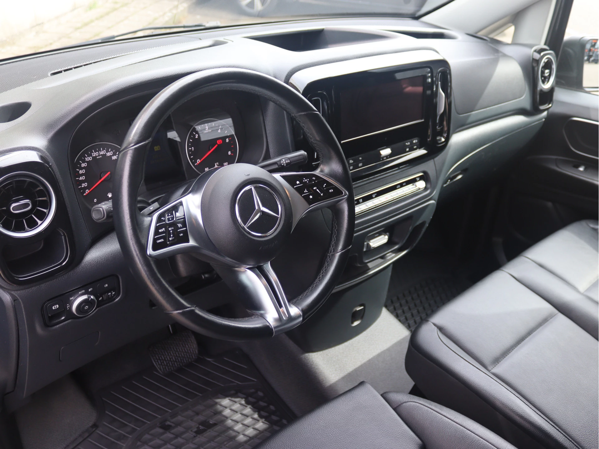 Mercedes-Benz-Vito-image-3