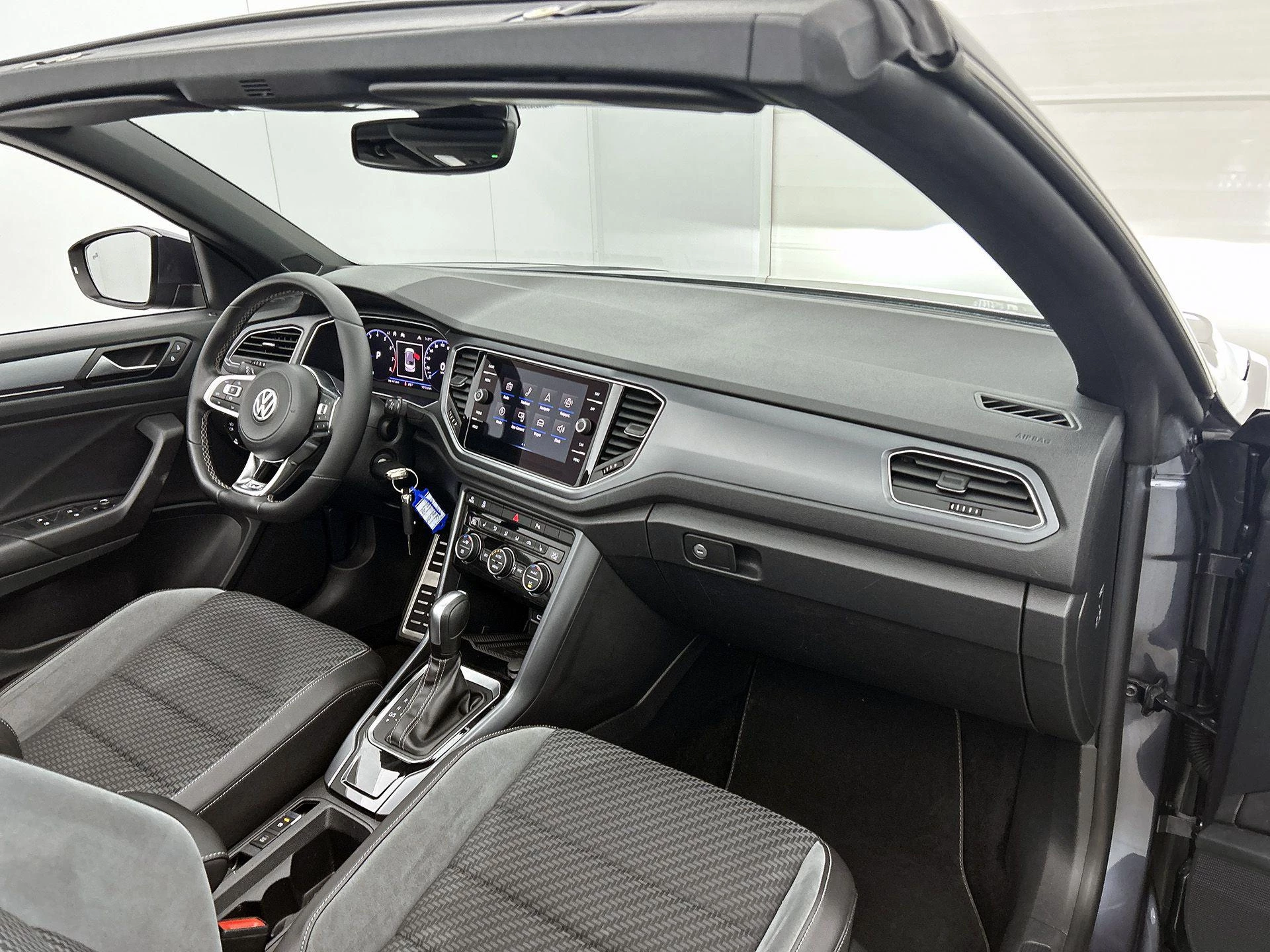 Volkswagen-T-Roc-image-18