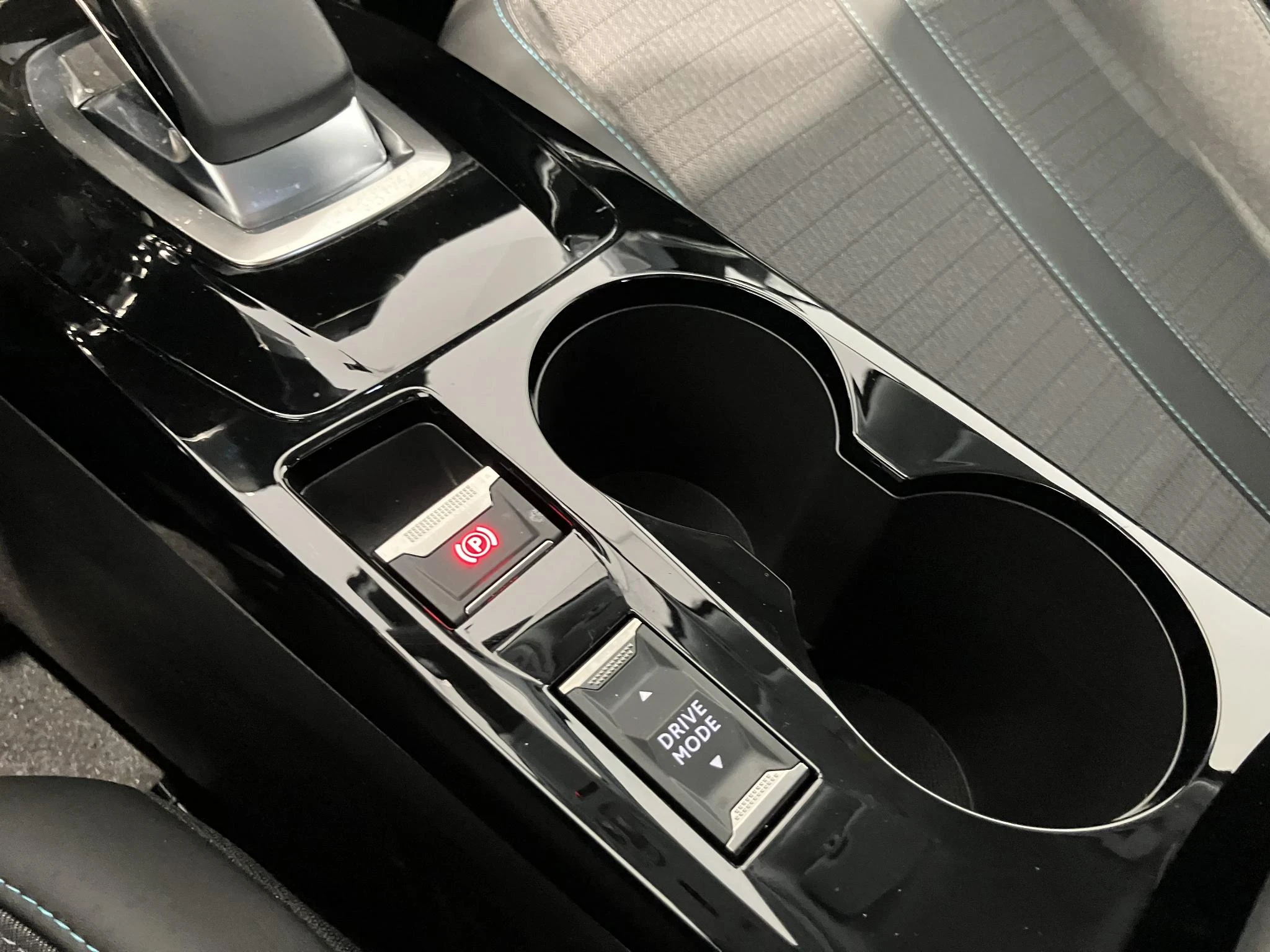 Peugeot-e-2008-image-22