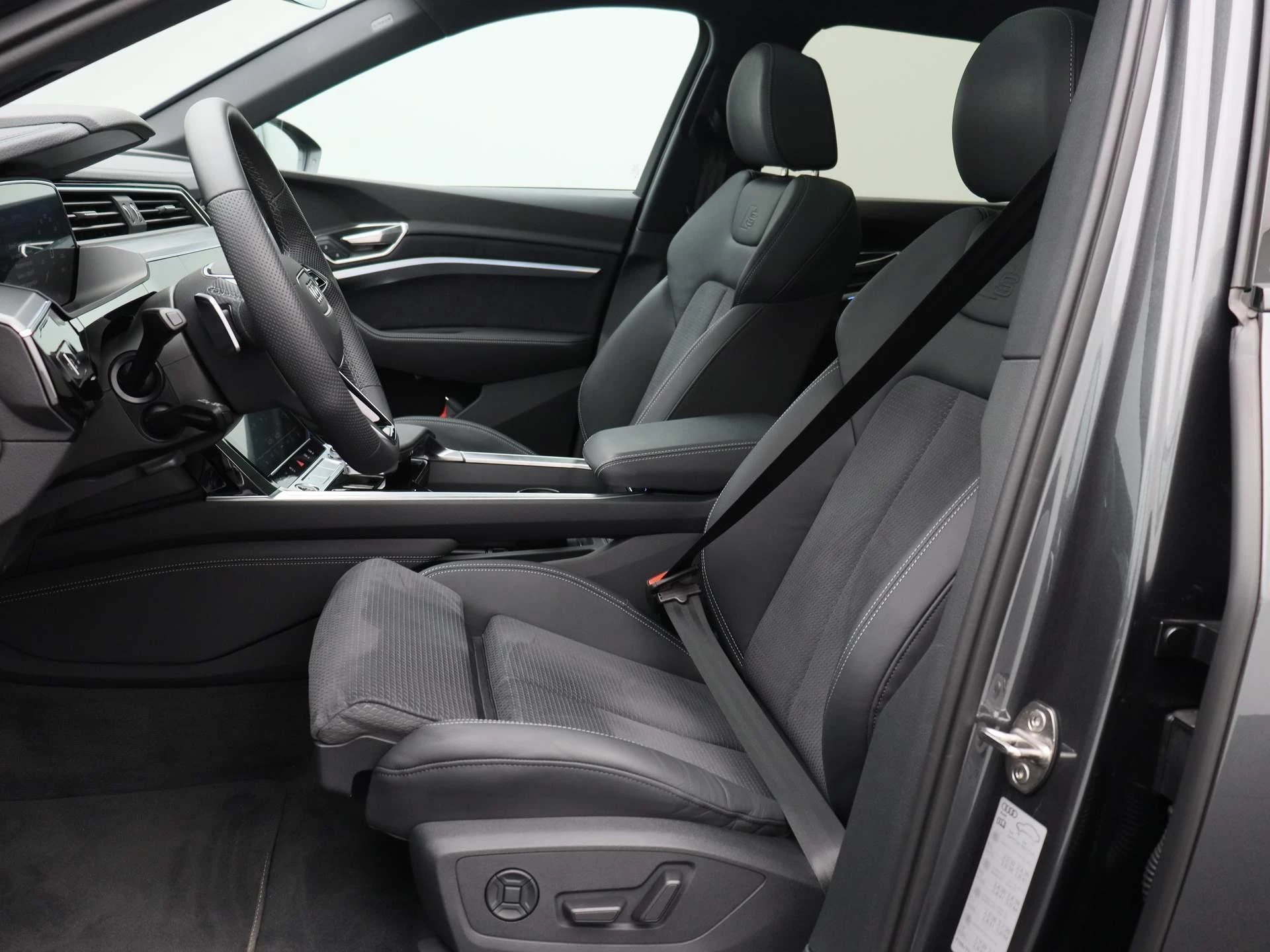 Audi-Q8 e-tron-image-15