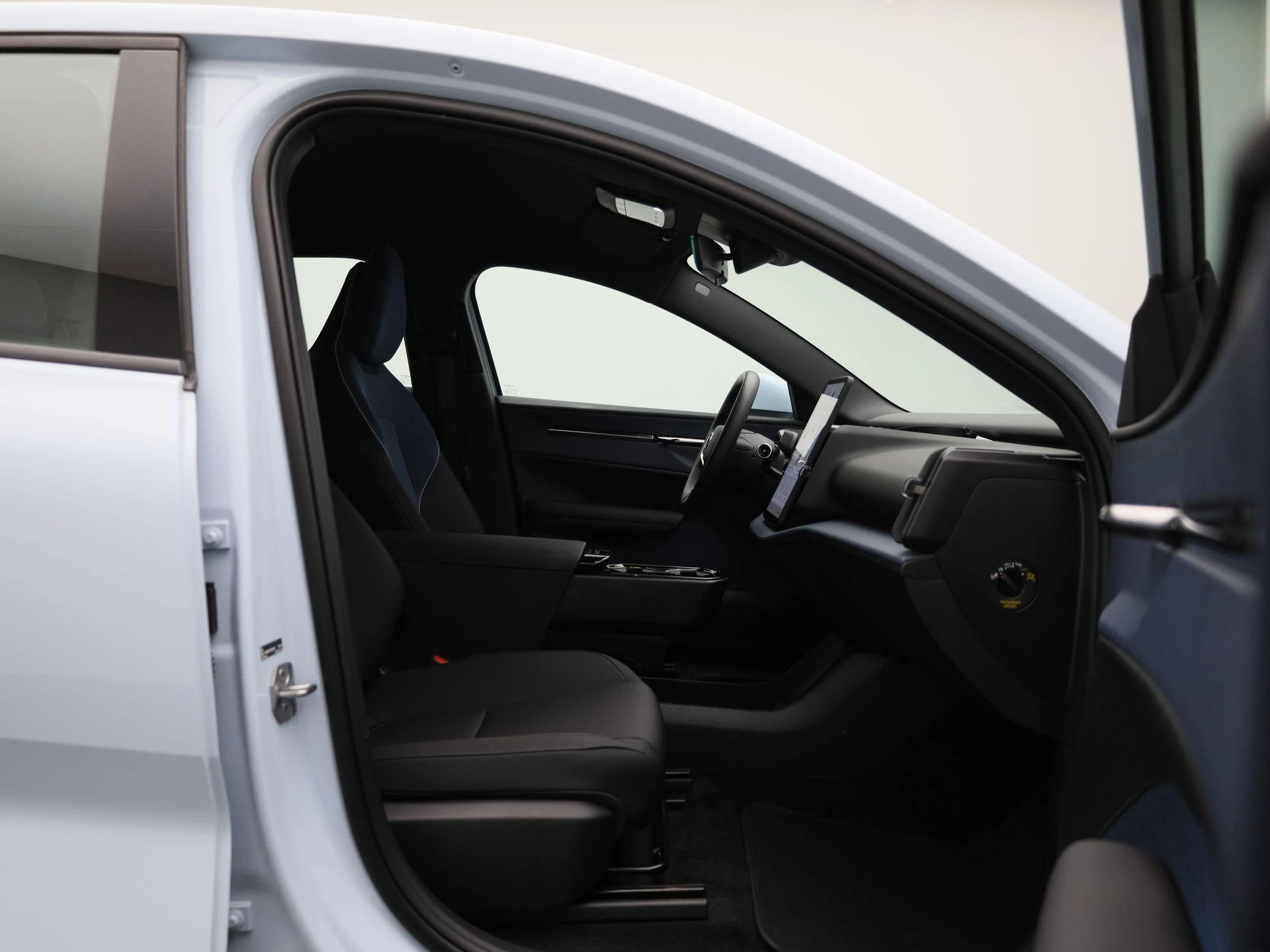 Volvo-EX30-image-36