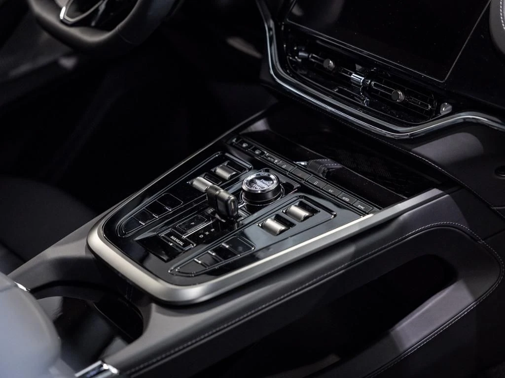 Aston Martin-DBX-image-24