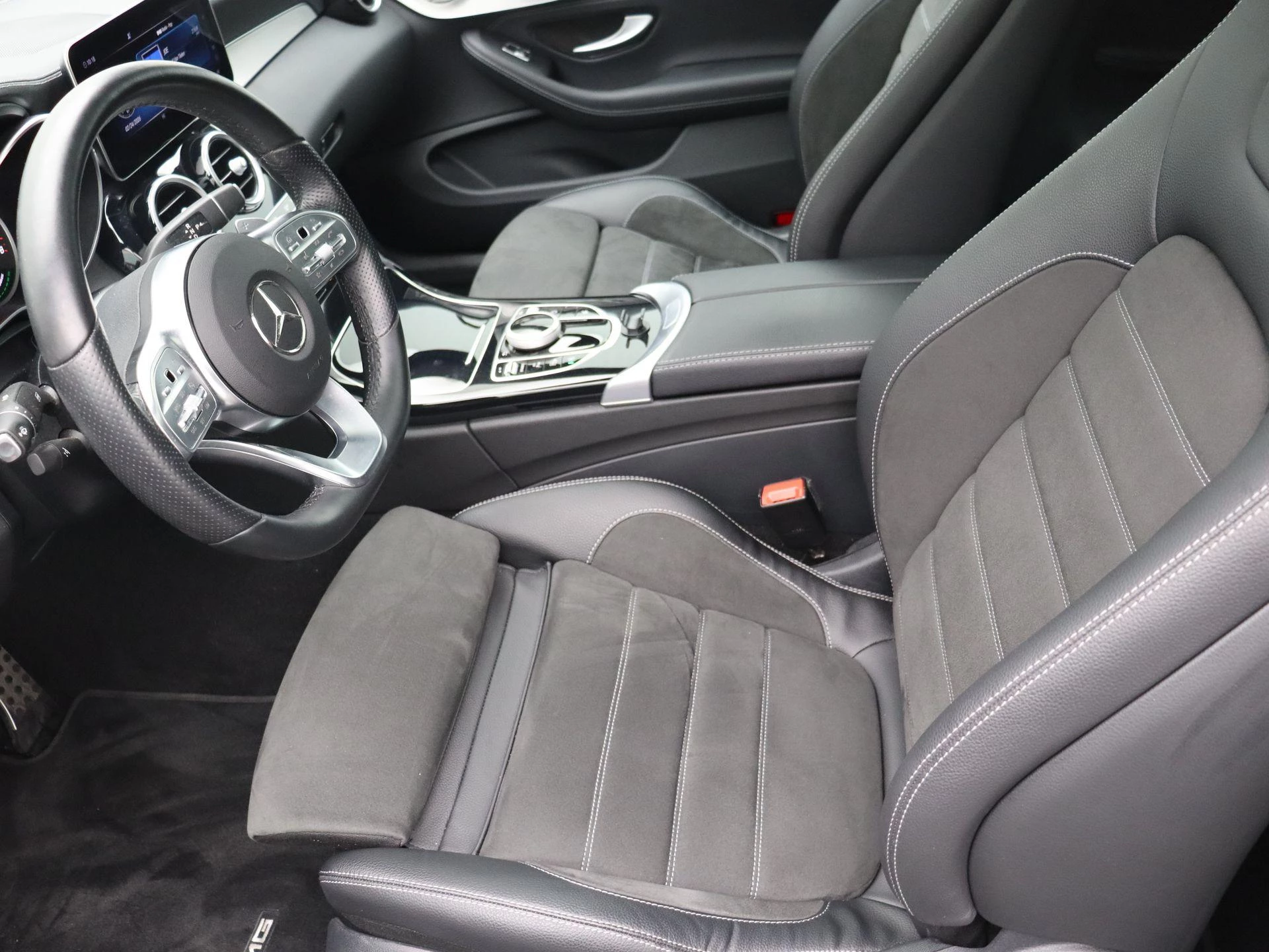 Mercedes-Benz C-Klasse 300 AMG LINE Coupé + 258 PK + PANO DAK + BURMESTER + TREKHAAK +