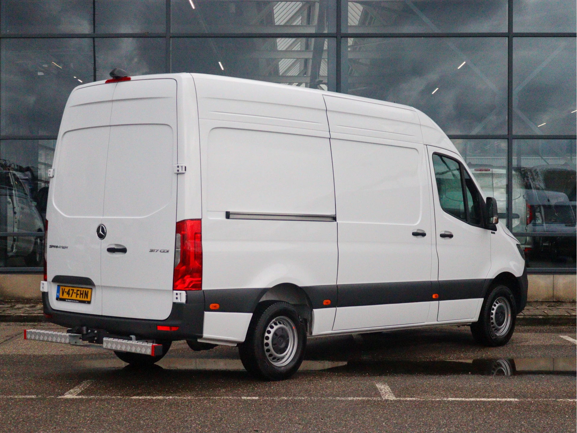 Mercedes-Benz-Sprinter-image-1
