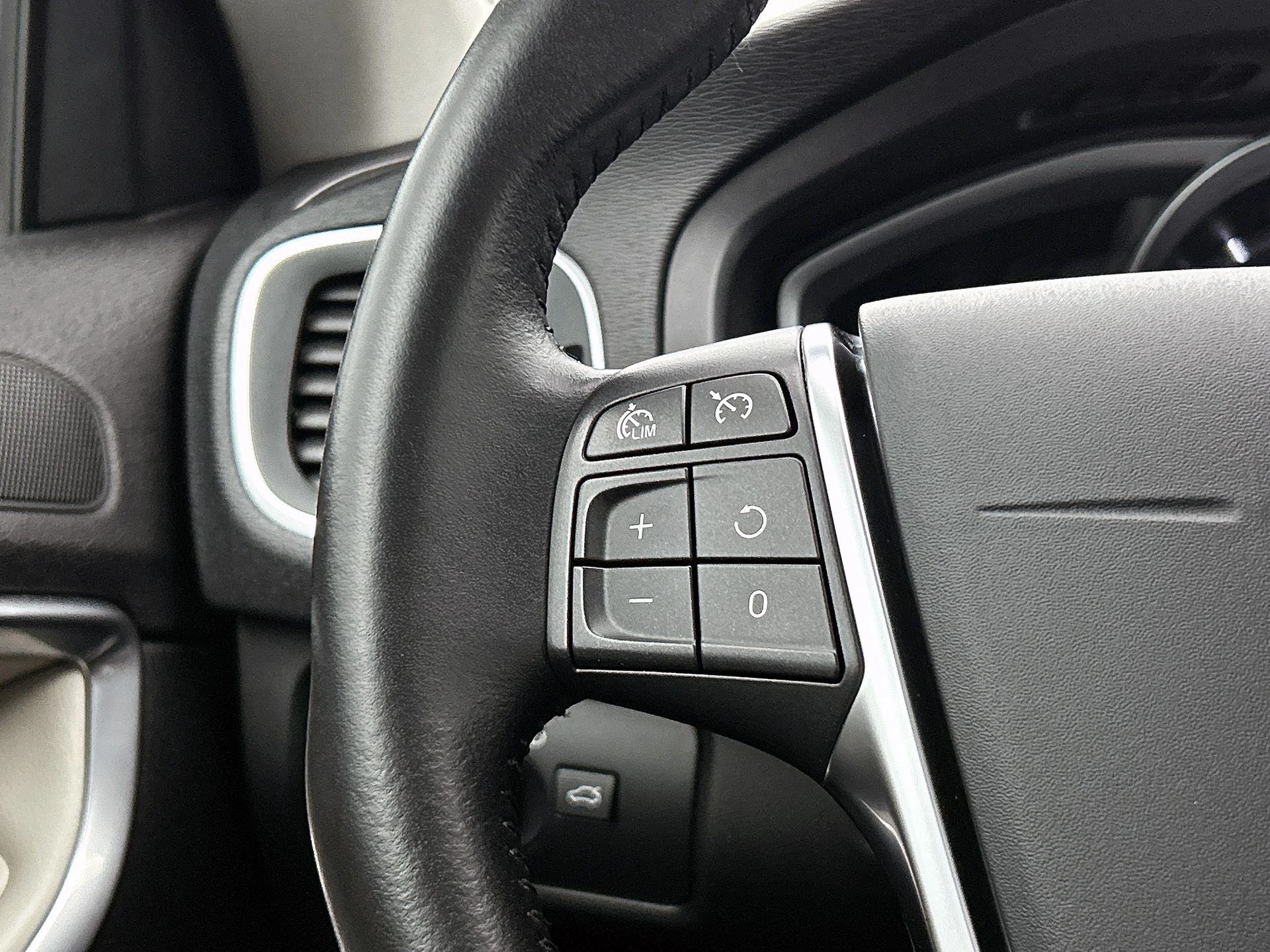 Volvo-V40-image-5