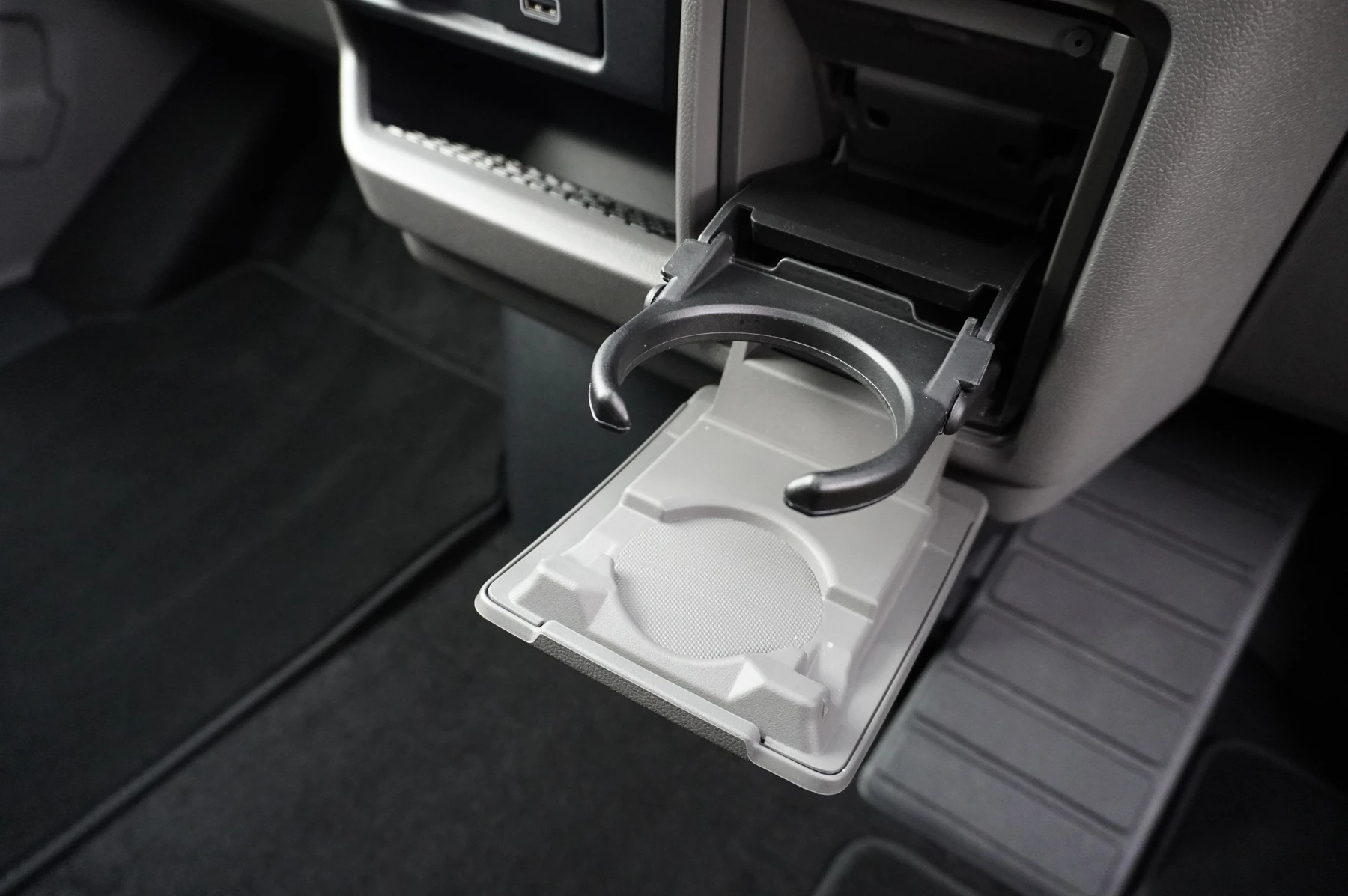 Volkswagen-Transporter-image-30