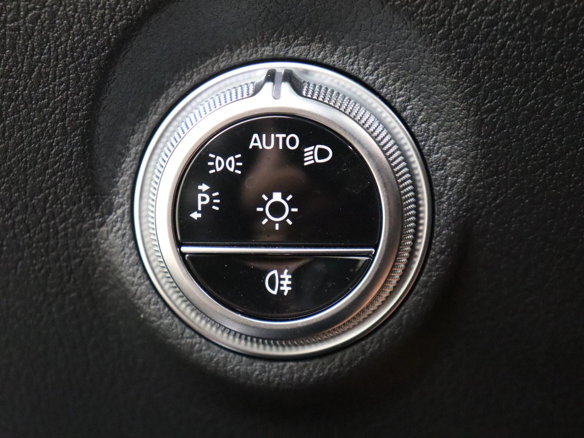 Mercedes-Benz-C-Klasse-image-24