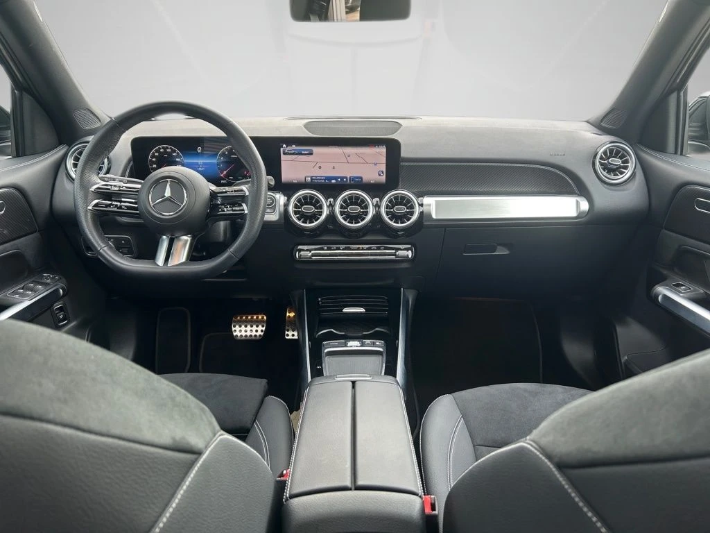 Mercedes-Benz-GLB 200-image-11
