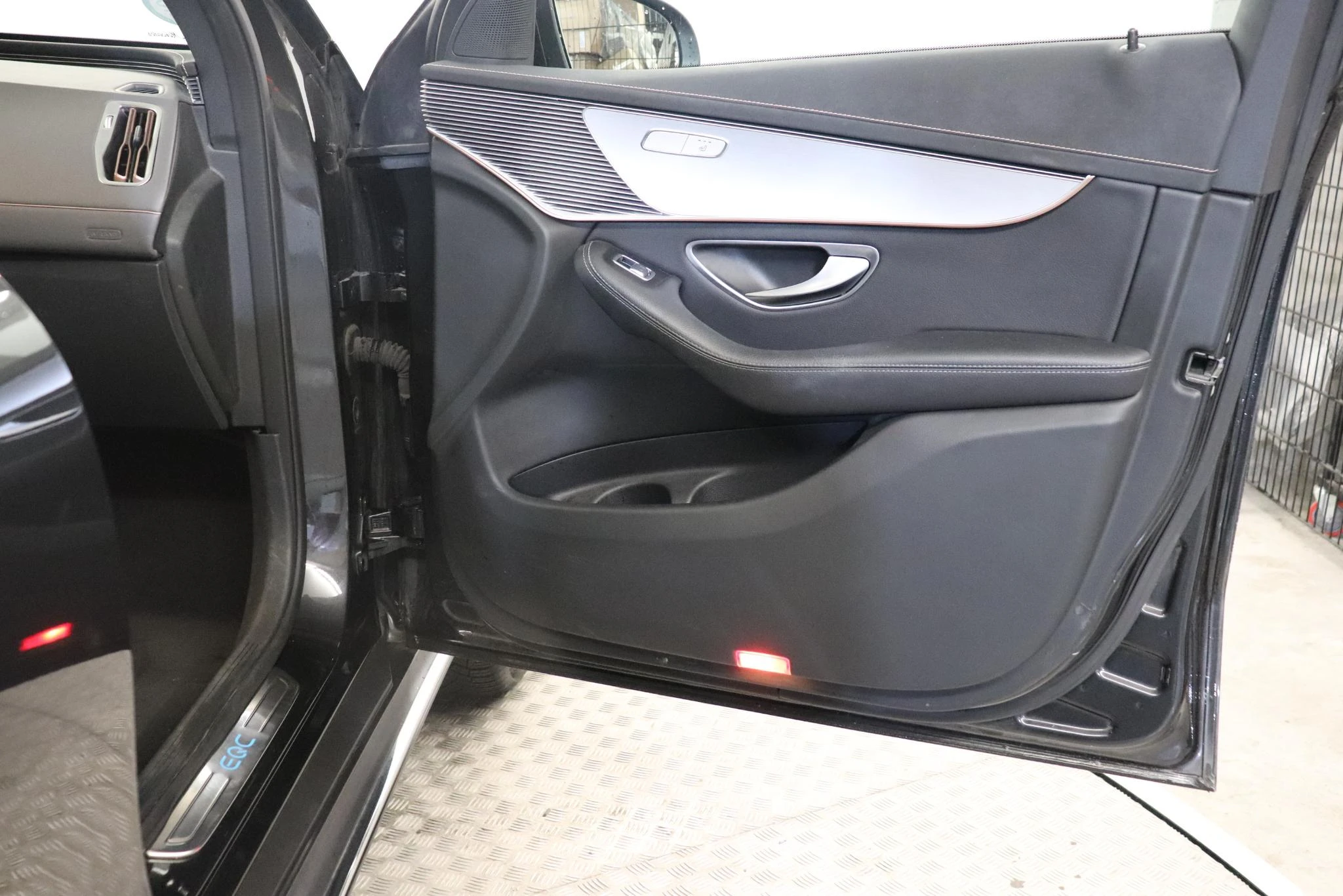 Mercedes-Benz-EQC-image-7