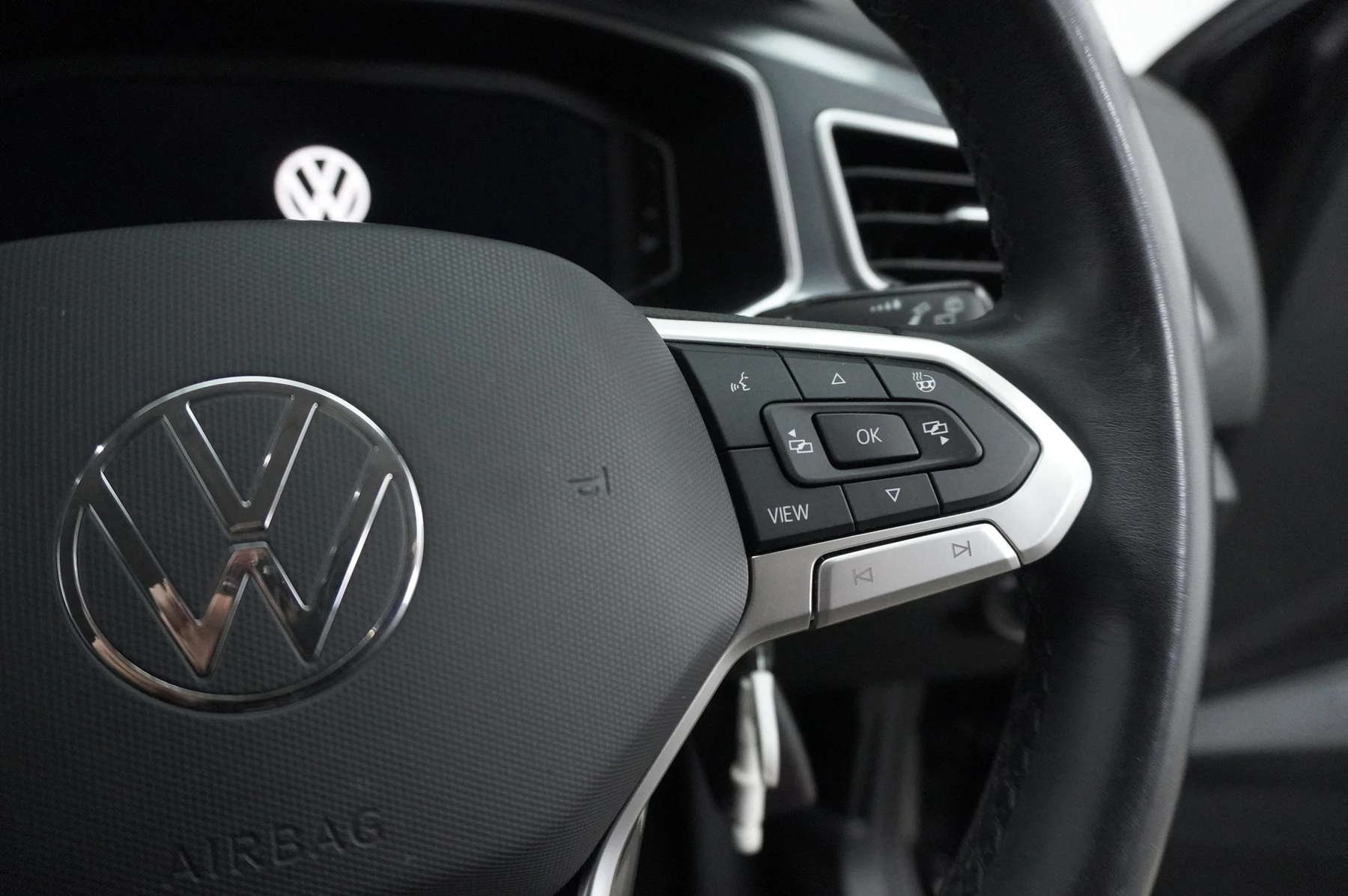 Volkswagen-T-Roc-image-29