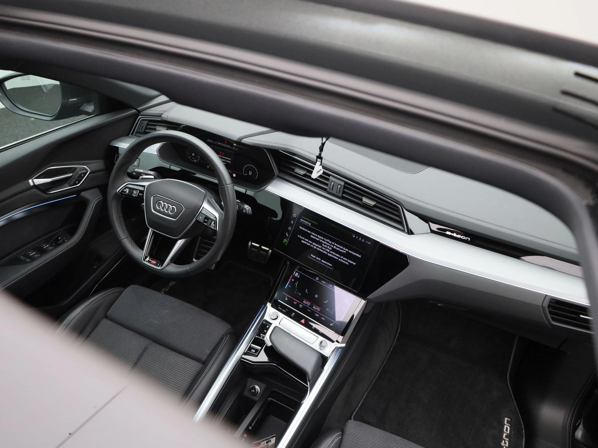 Audi-Q8 e-tron-image-33
