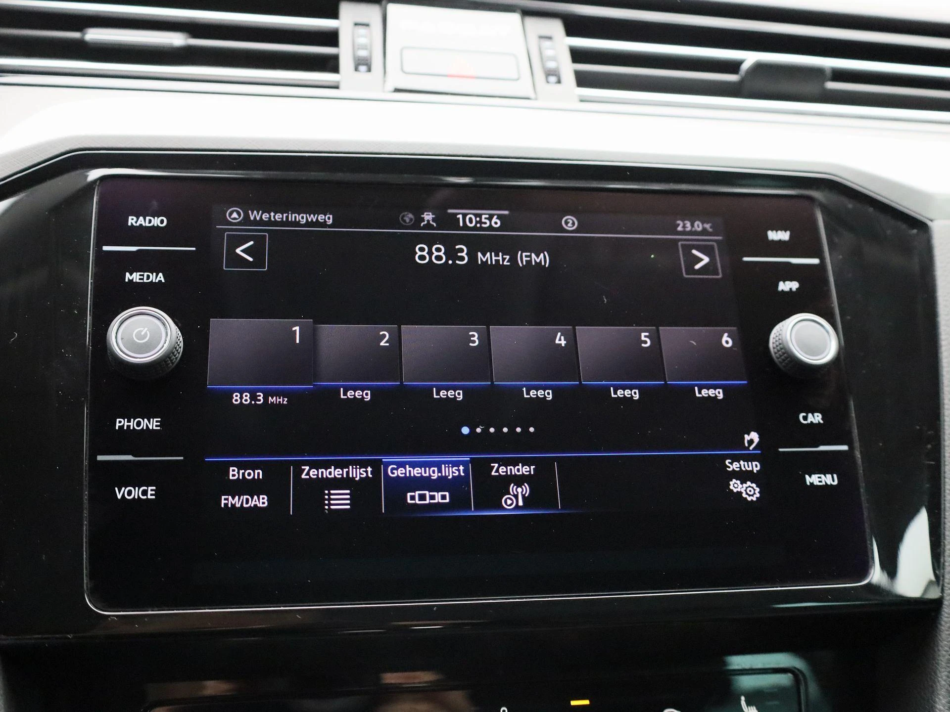 Volkswagen-Passat-image-17