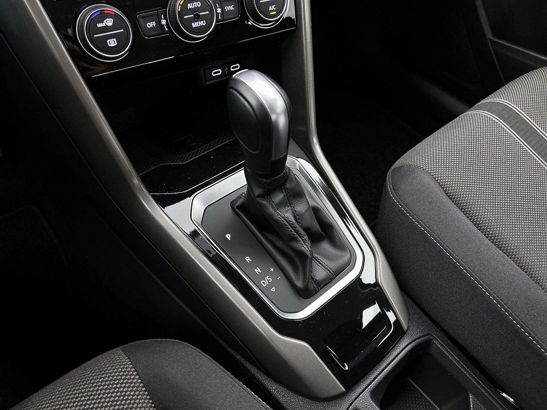 Volkswagen-T-Roc-image-26