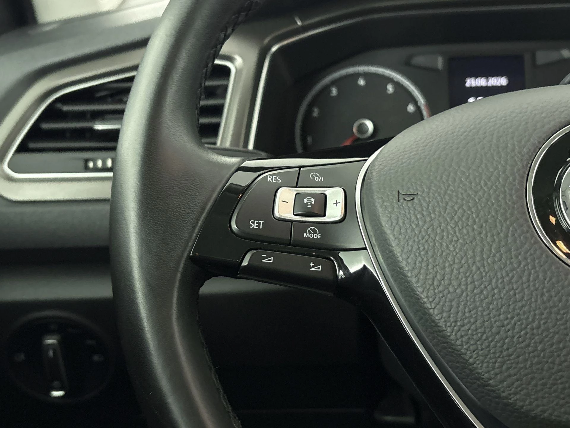 Volkswagen-T-Roc-image-12