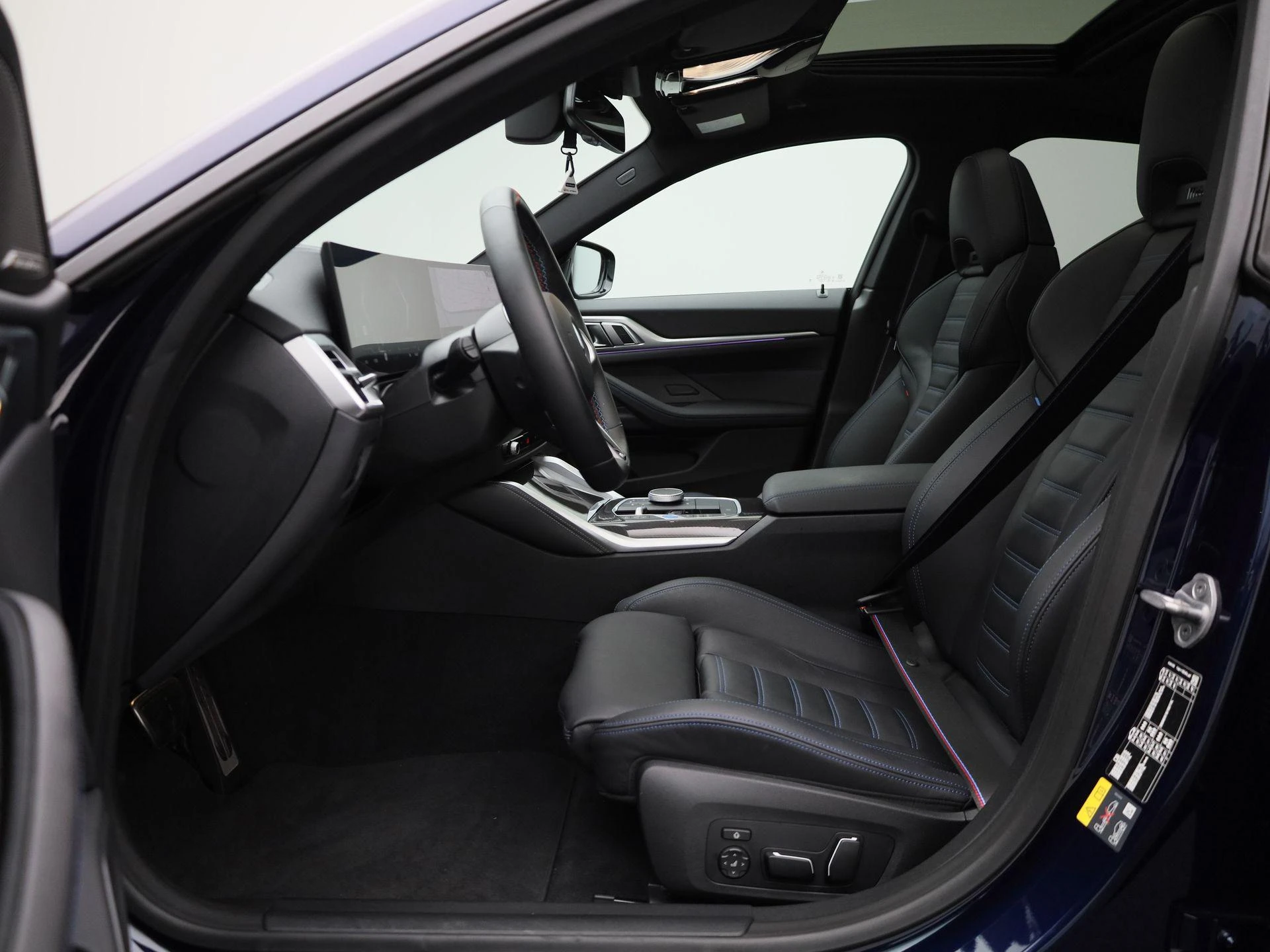 BMW-i4-image-10