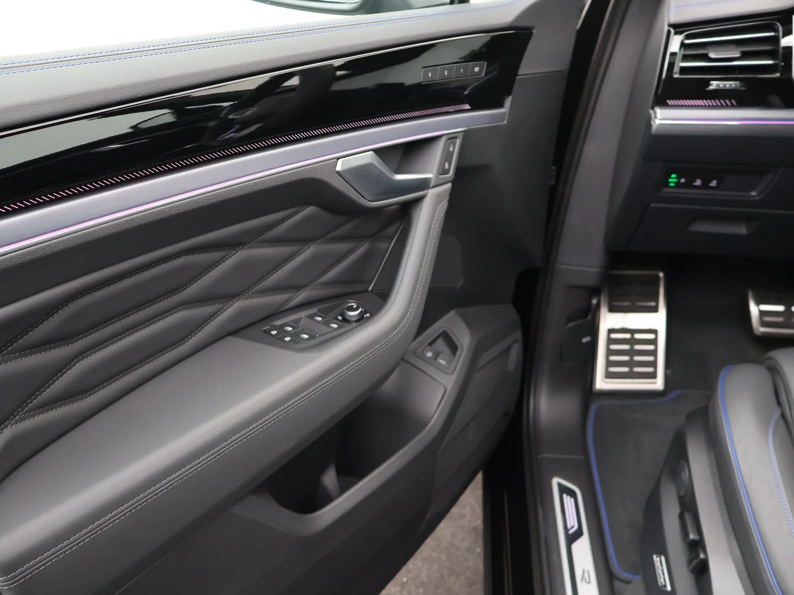 Volkswagen-Touareg-image-13