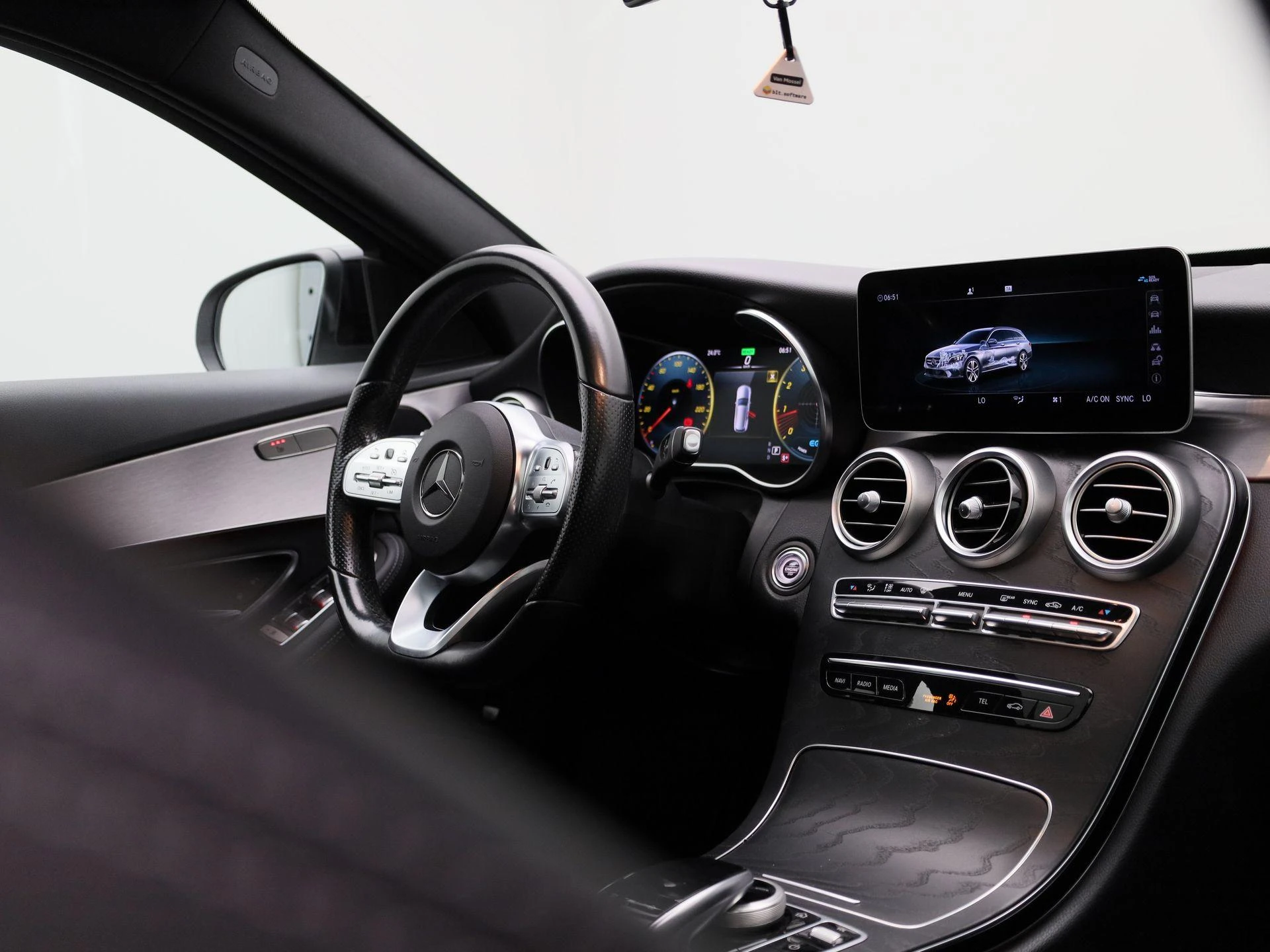 Mercedes-Benz-C-Klasse-image-36