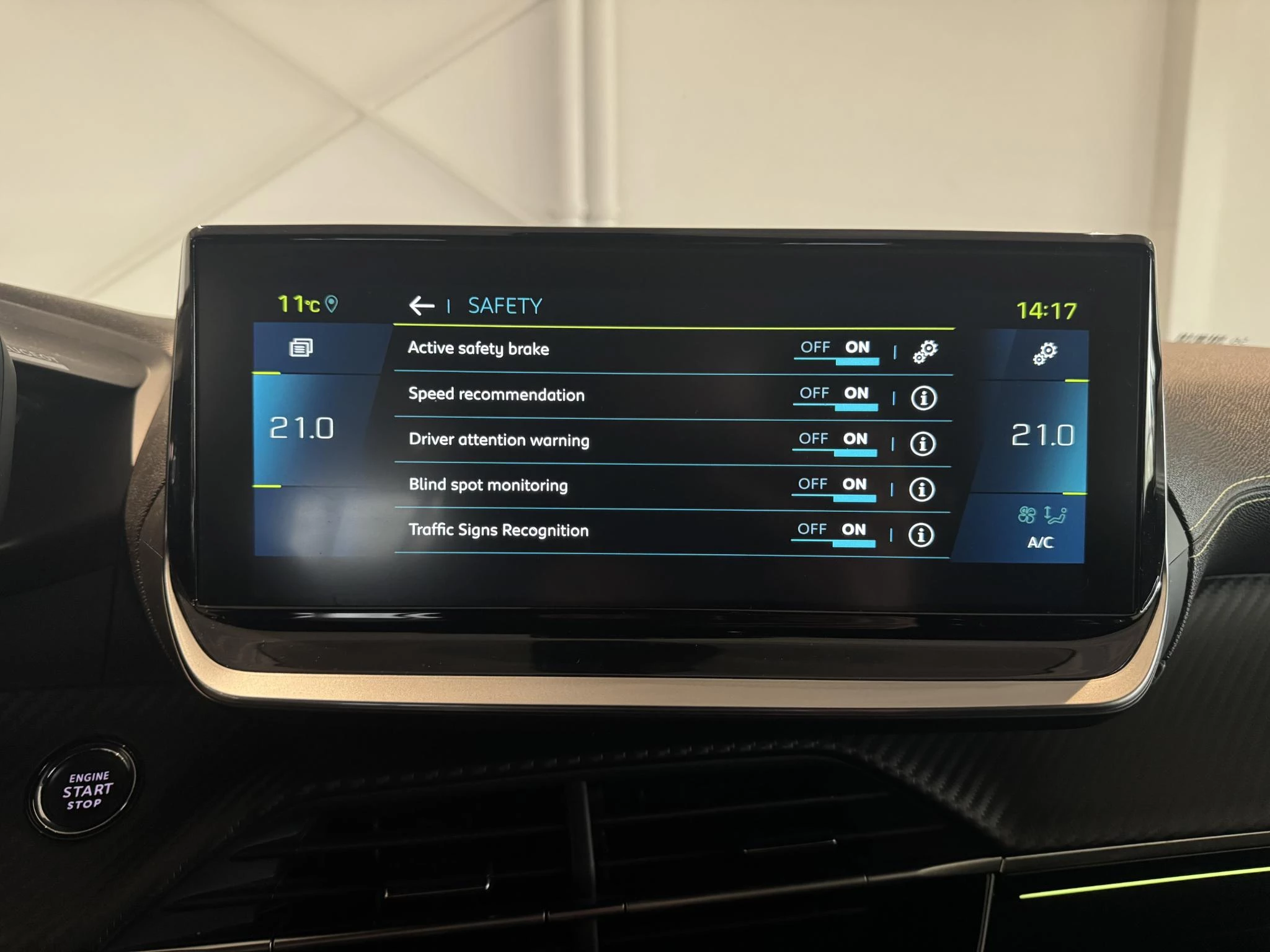 Peugeot-e-208-image-30