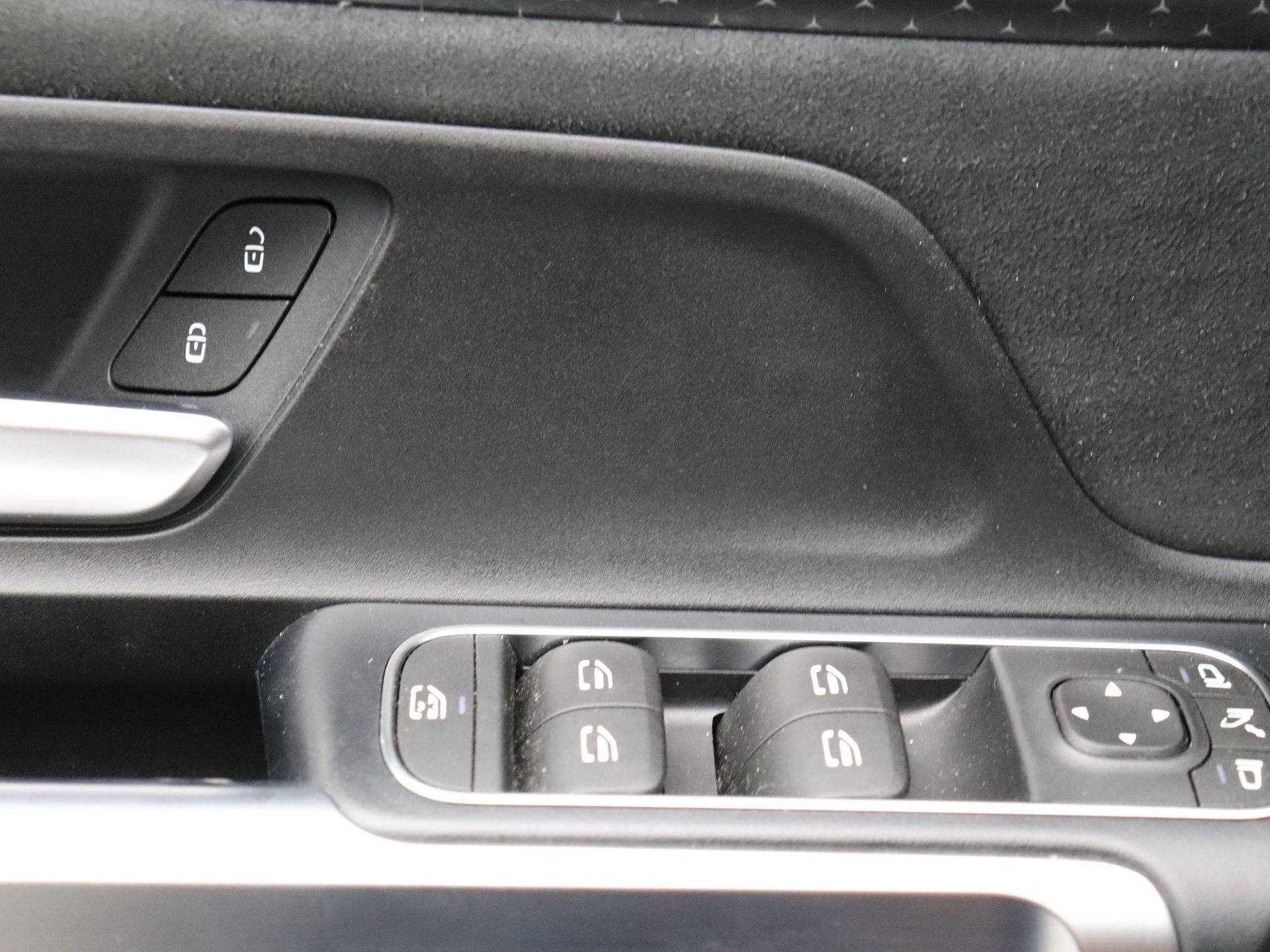 Mercedes-Benz-EQB-image-9