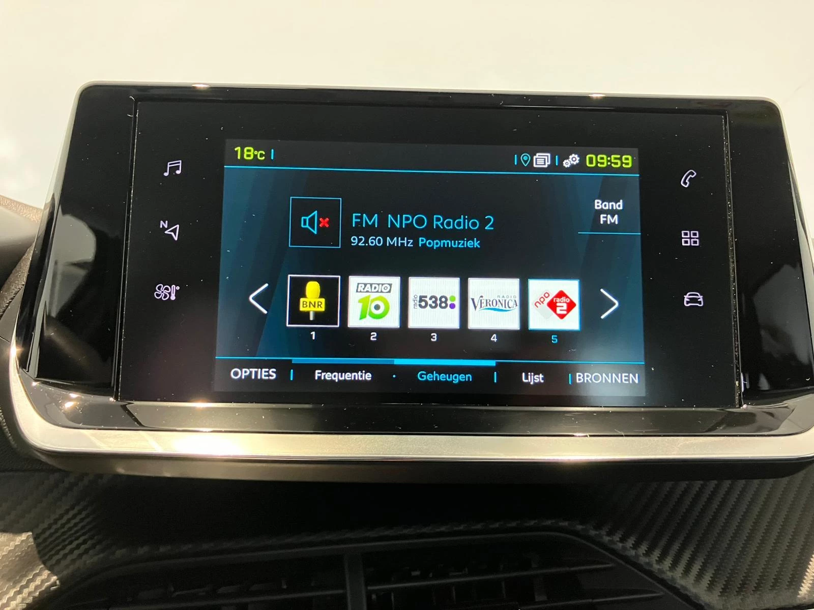 Peugeot-e-208-image-25