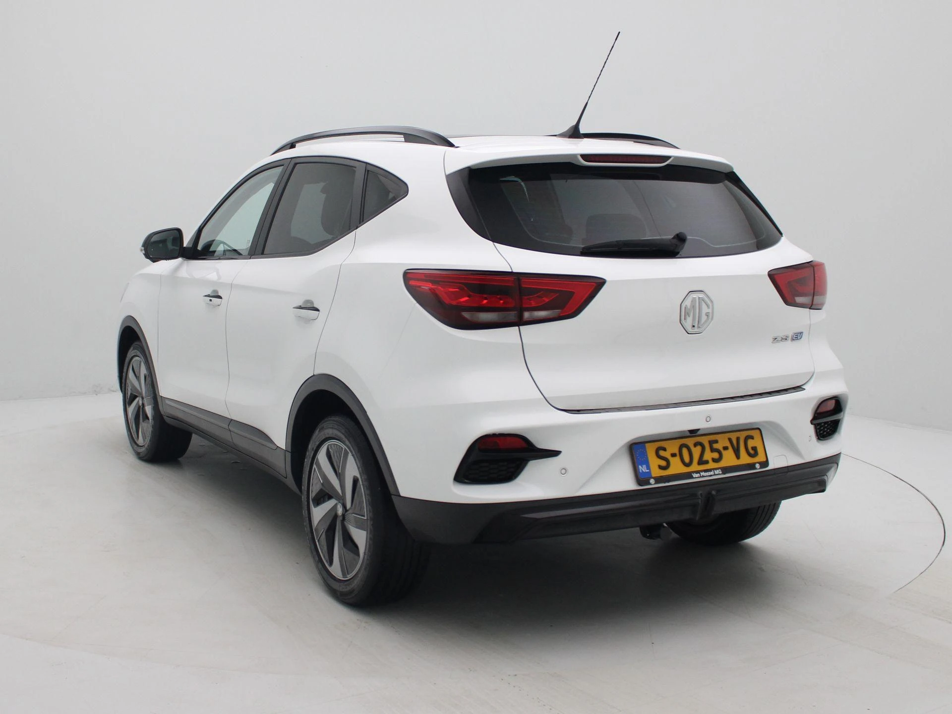 MG-ZS EV-image-1