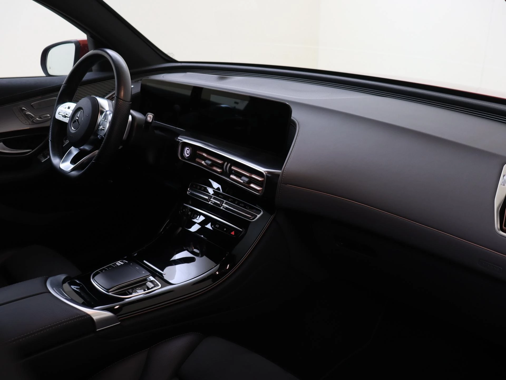 Mercedes-Benz-EQC-image-10