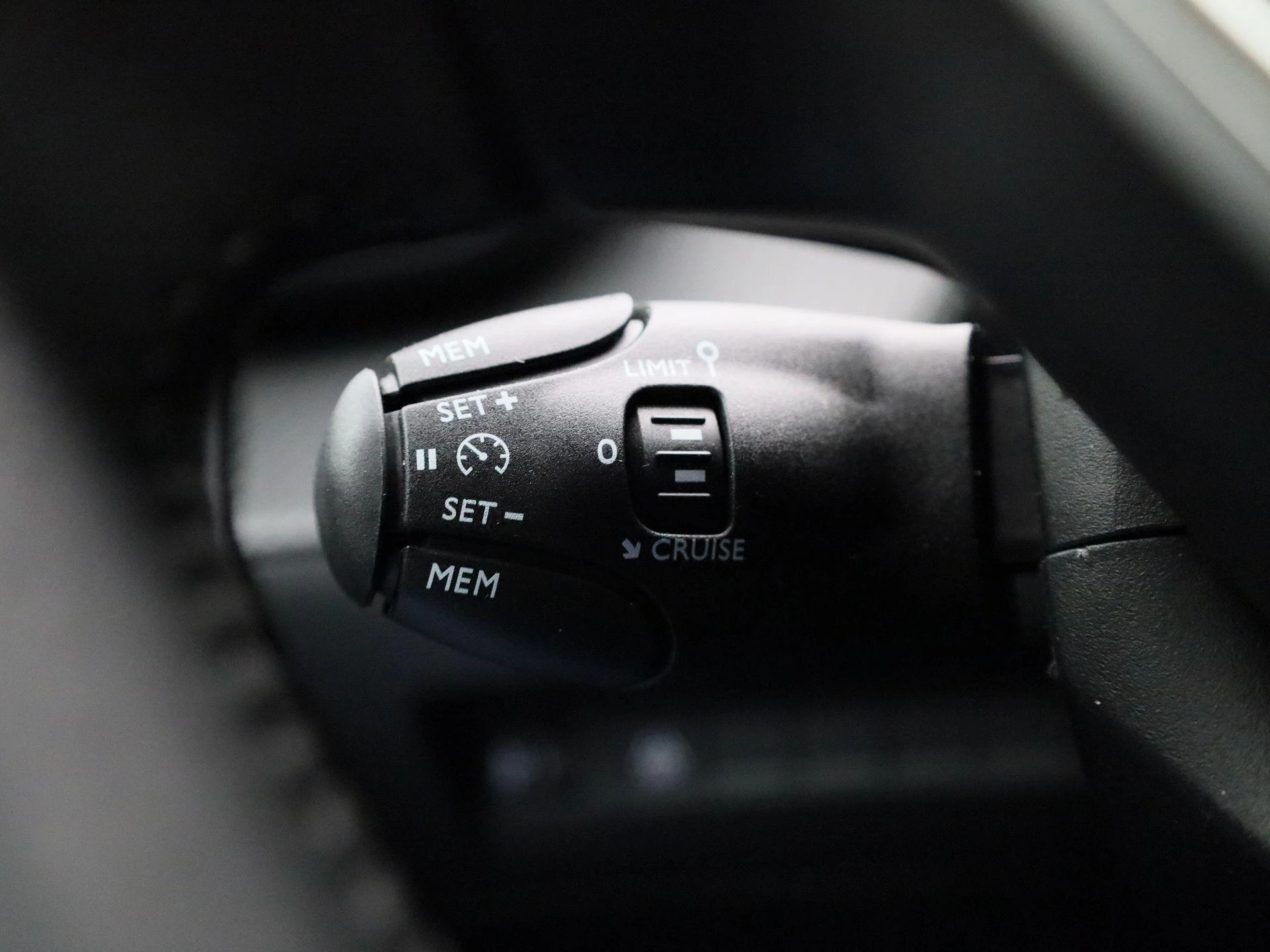 Peugeot-e-208-image-25
