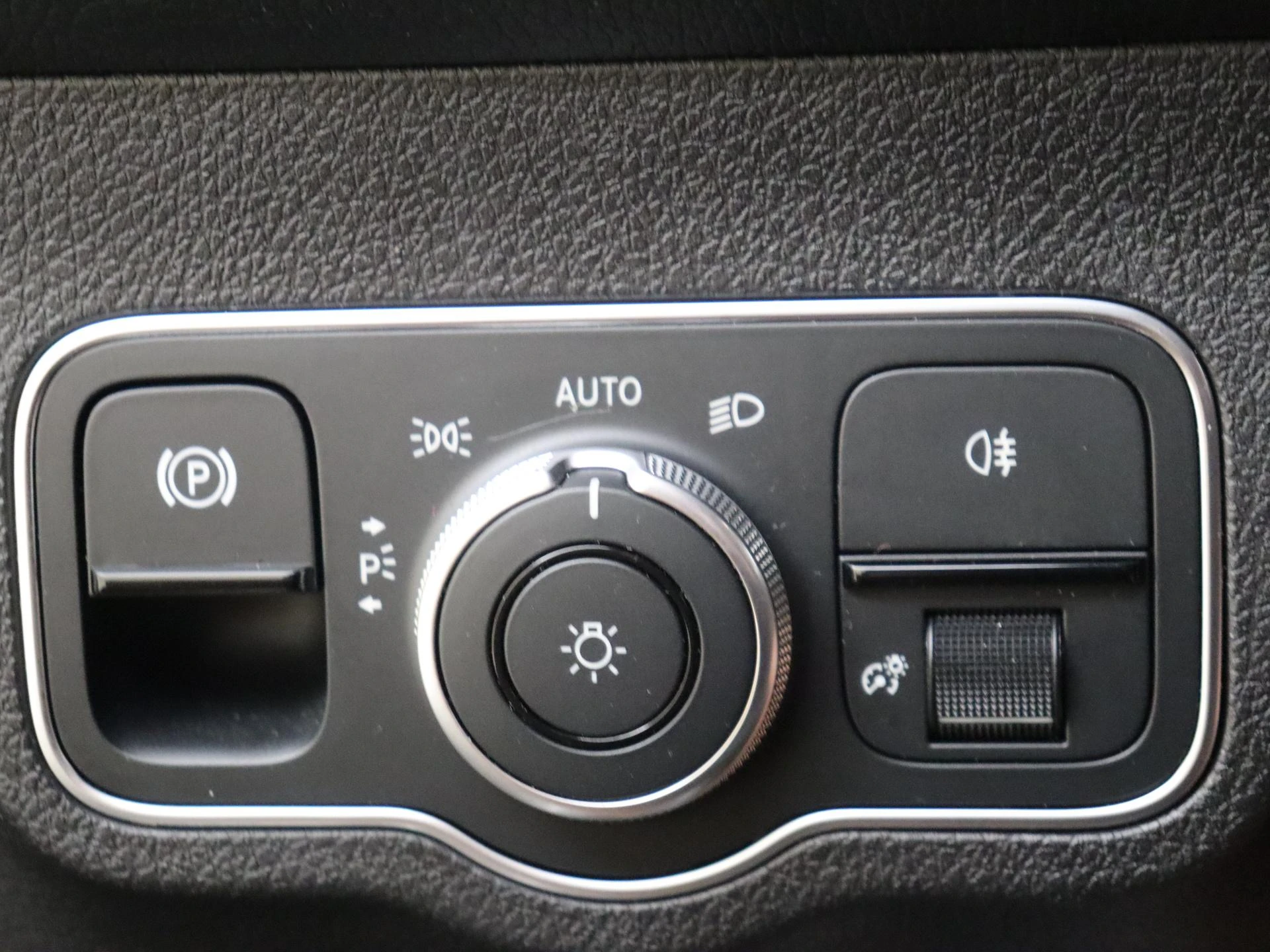 Mercedes-Benz-EQB-image-24