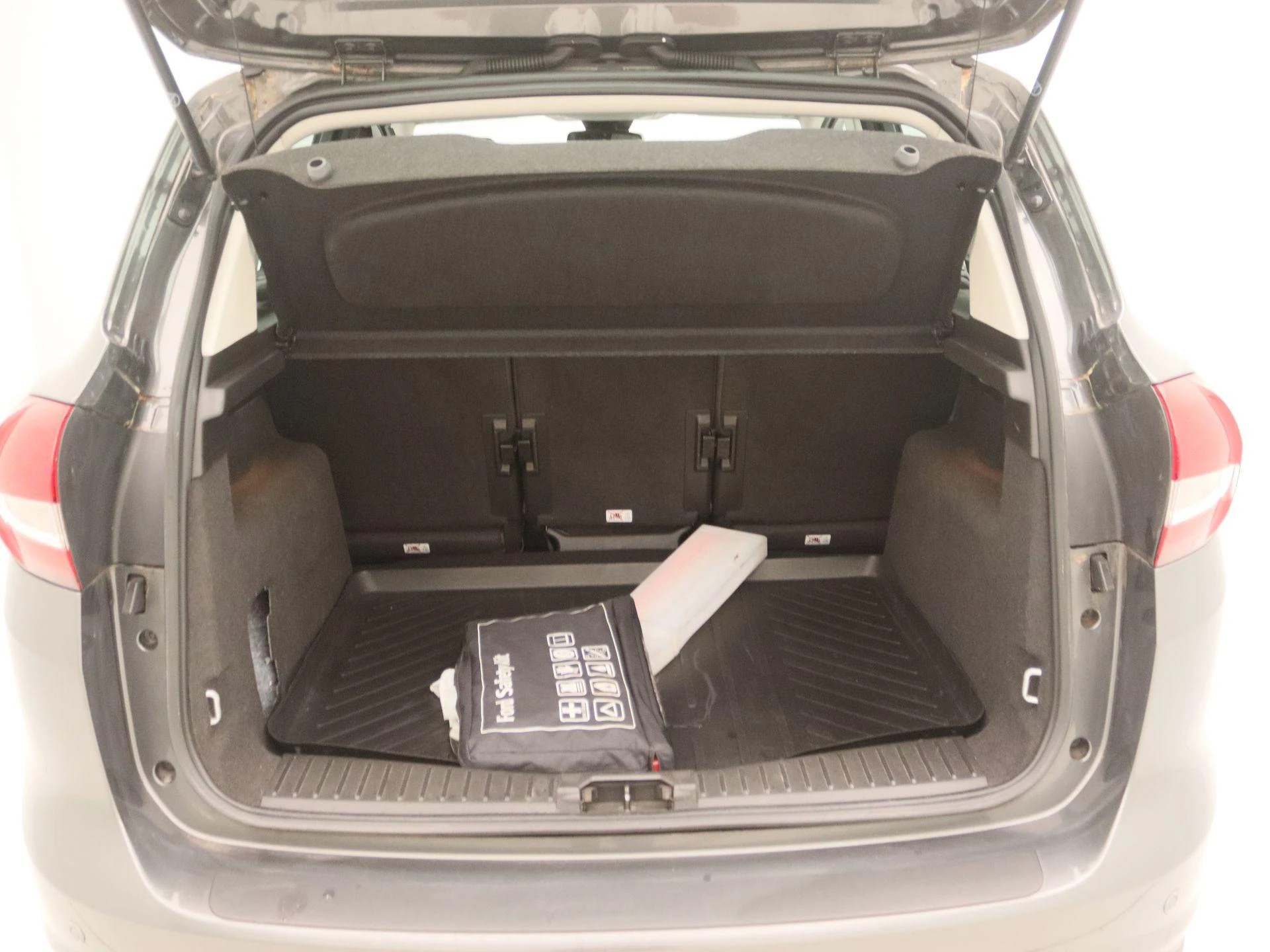 Ford-C-MAX-image-13