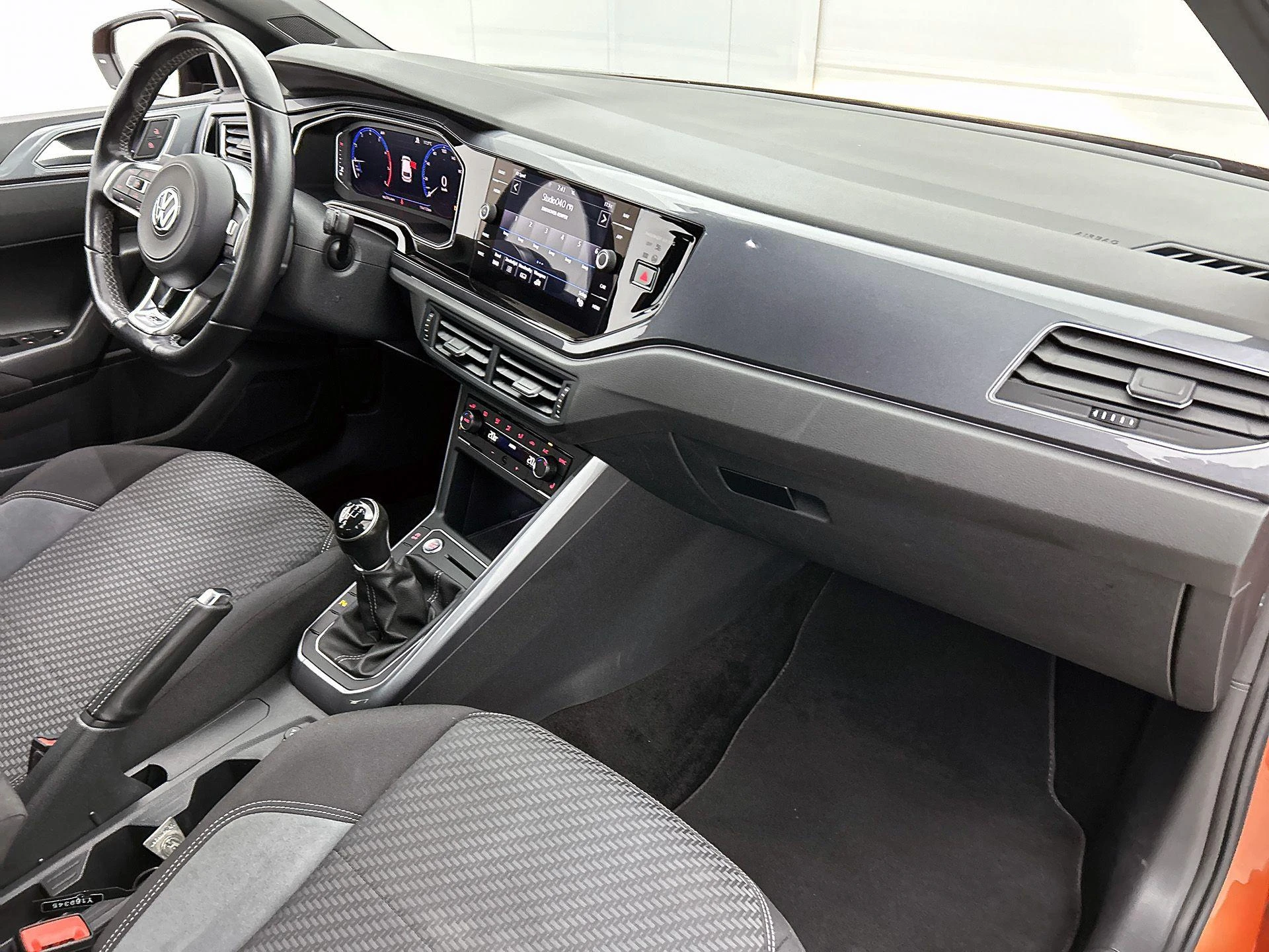 Volkswagen-Polo-image-23