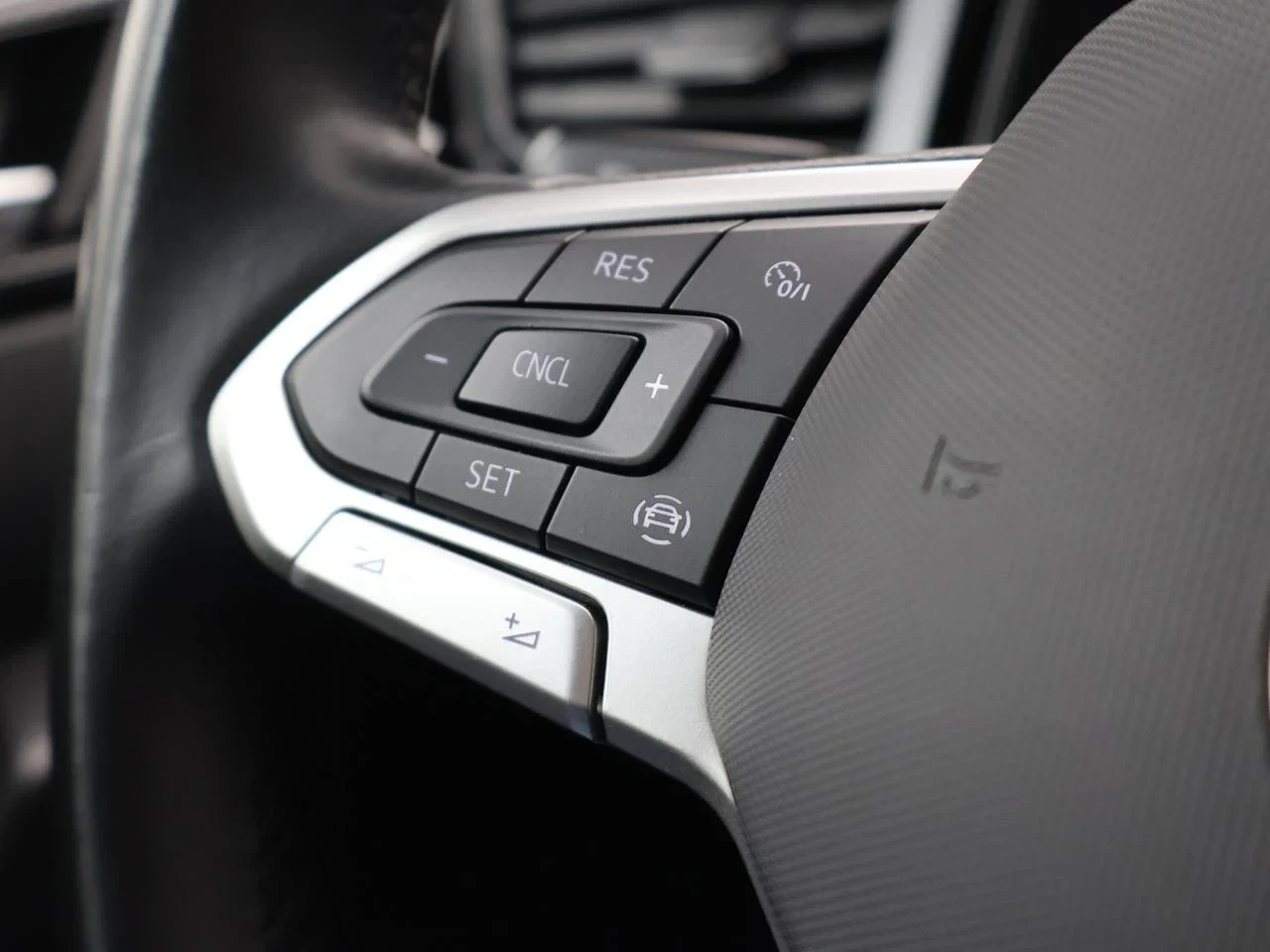 Volkswagen-Polo-image-18