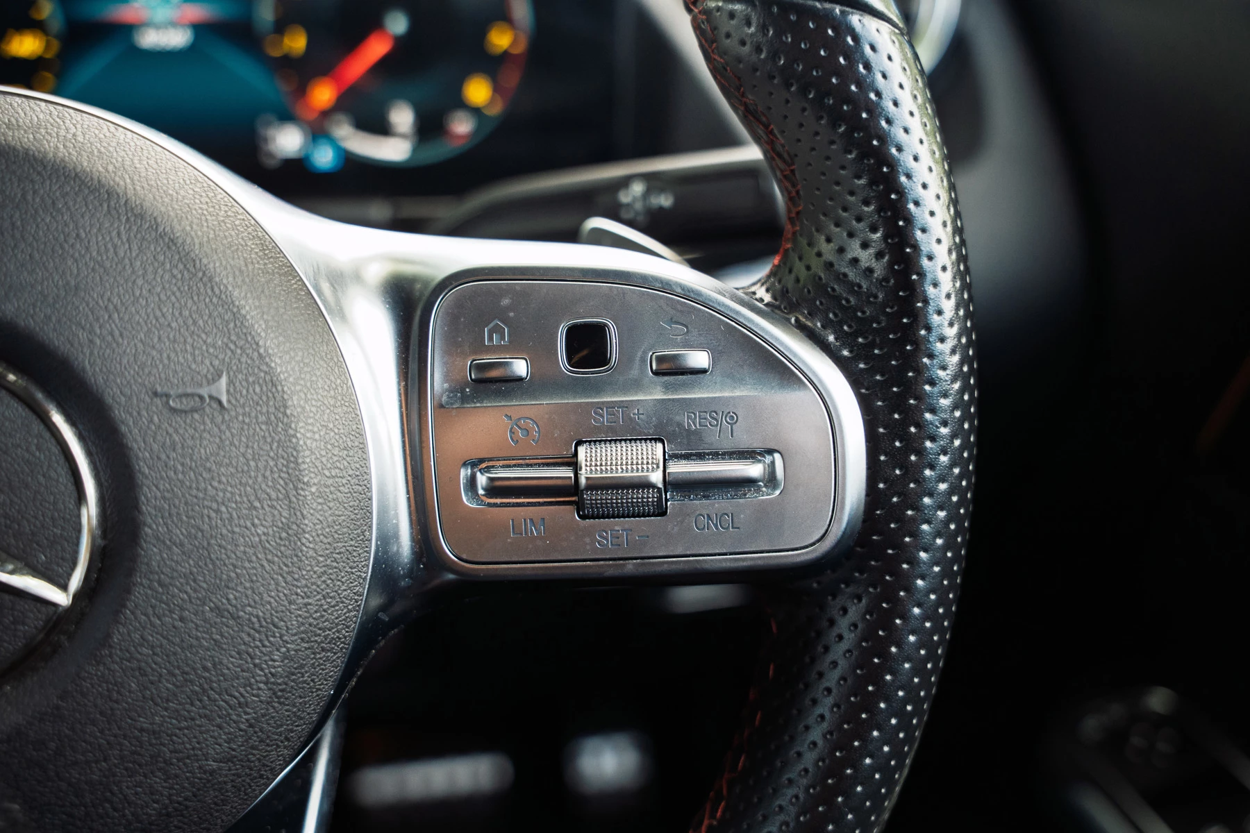 Mercedes-Benz-GLA-image-17