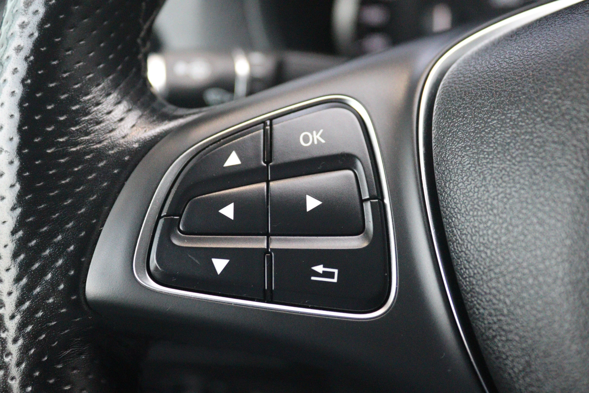 Mercedes-Benz-Vito-image-13