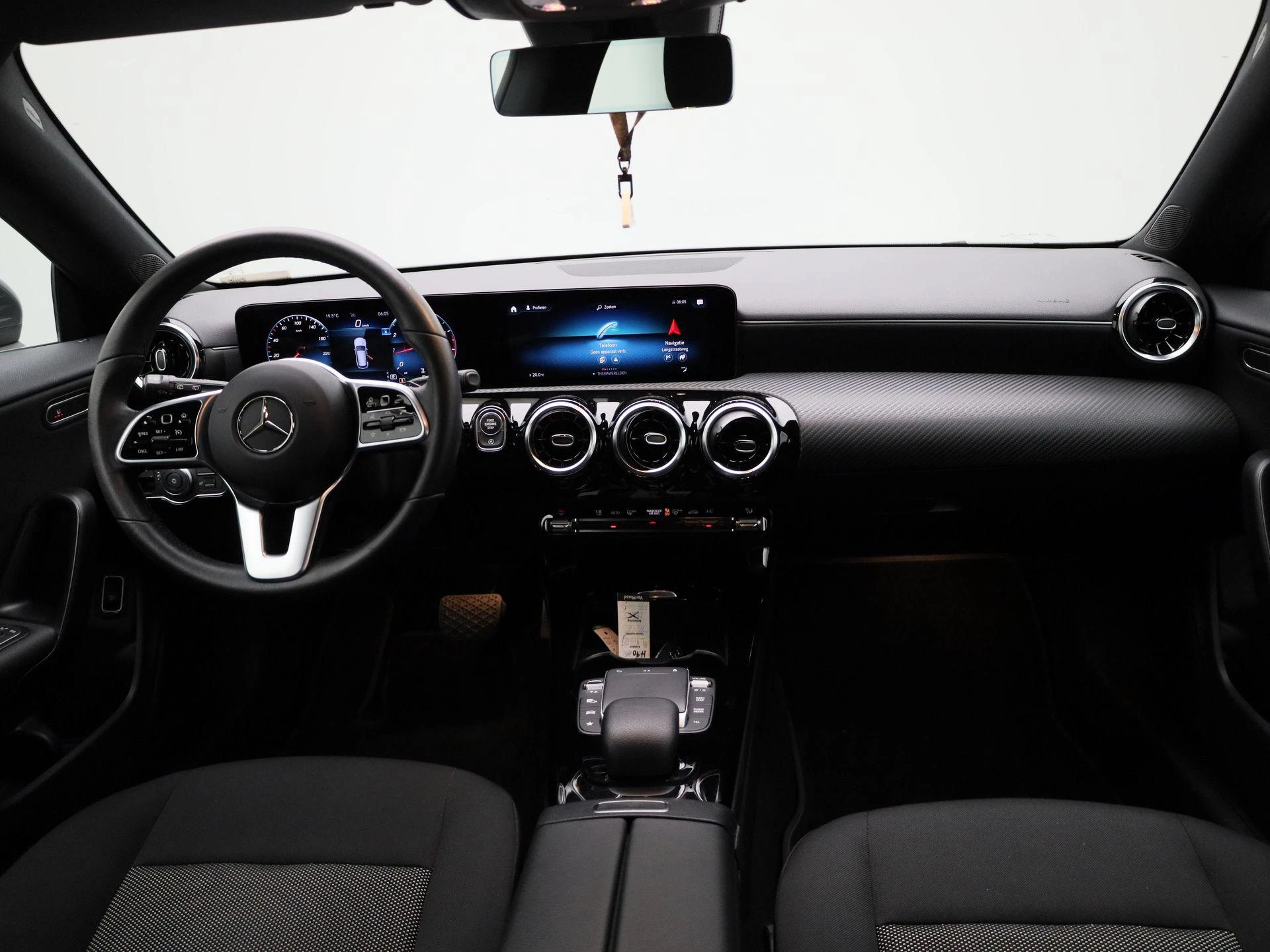 Mercedes-Benz-CLA-image-33