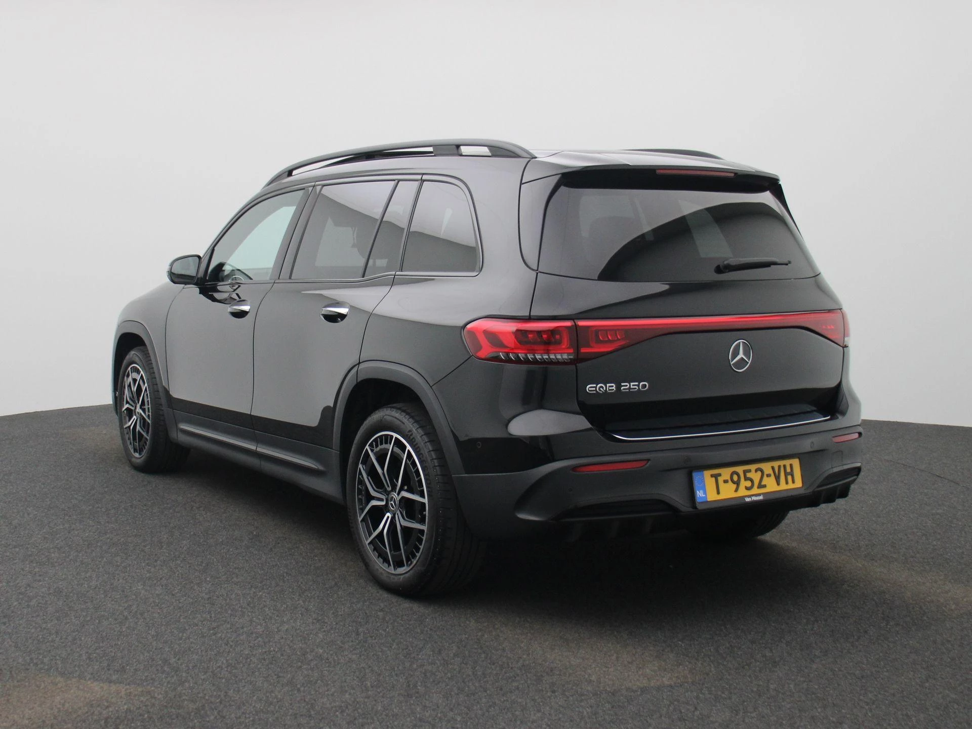 Mercedes-Benz-EQB-image-1