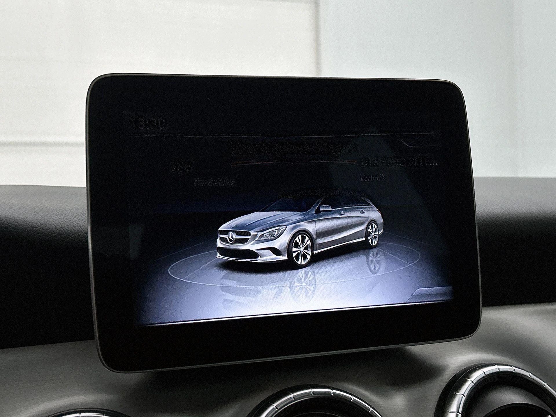 Mercedes-Benz-CLA-image-25