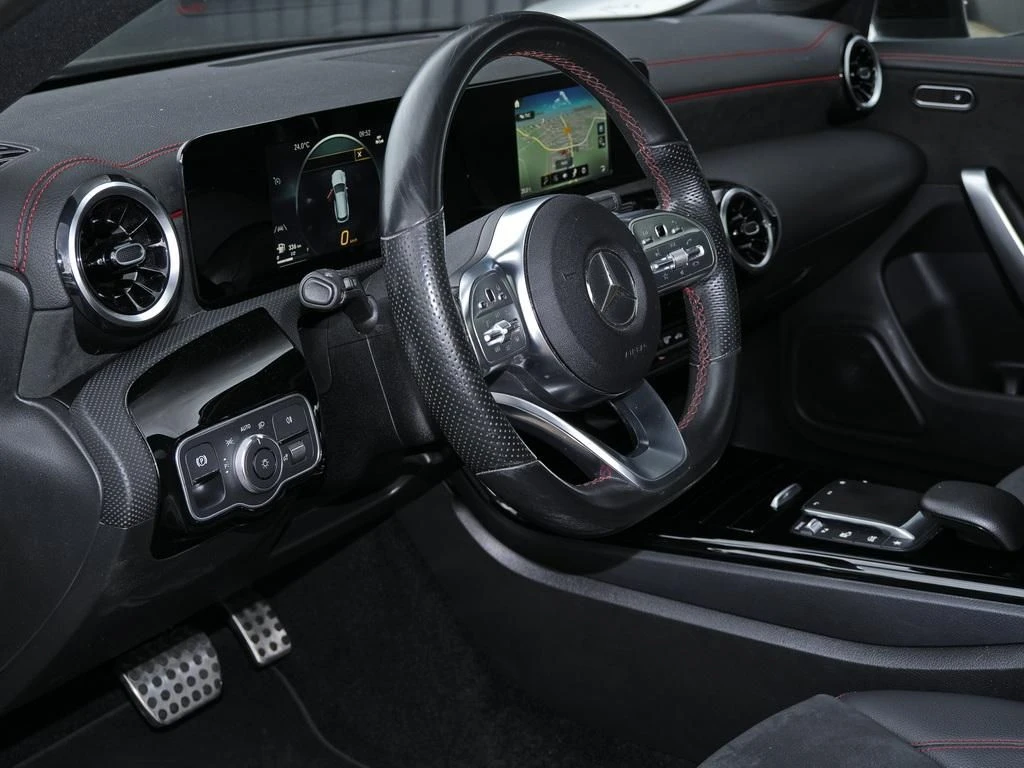 Mercedes-Benz-CLA 200 d-image-9