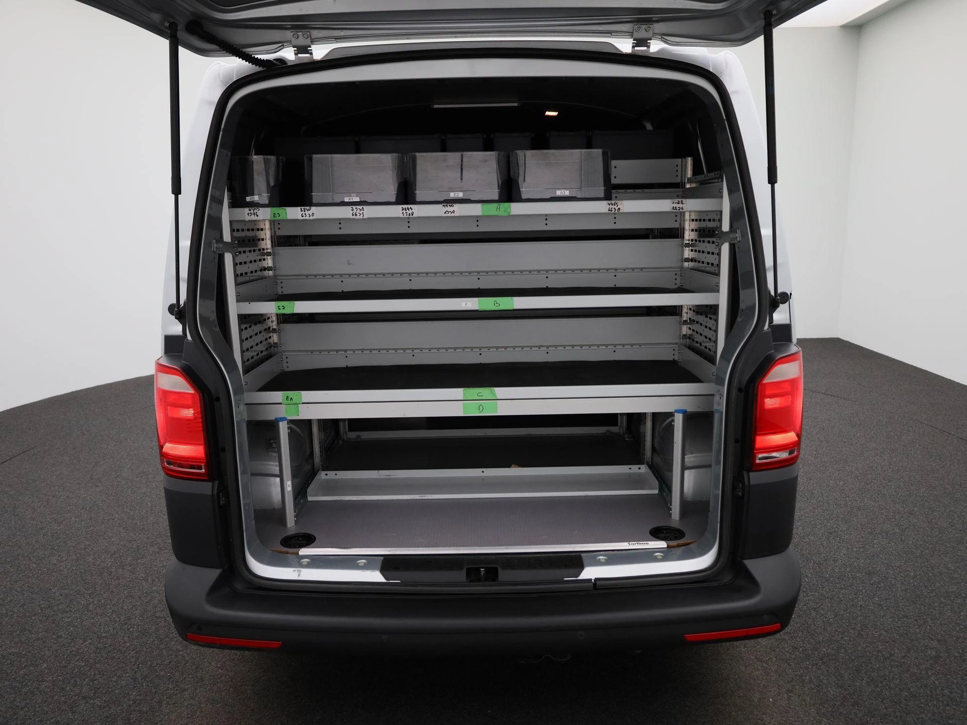 Volkswagen-Transporter-image-10