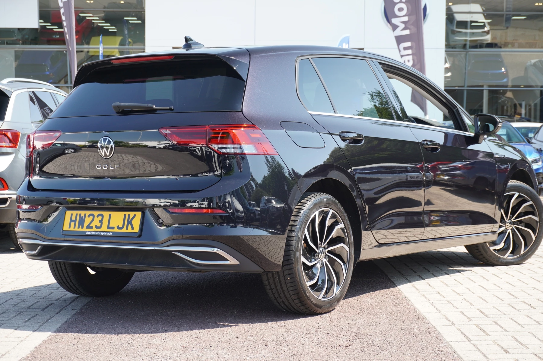 Volkswagen-Golf-image-16