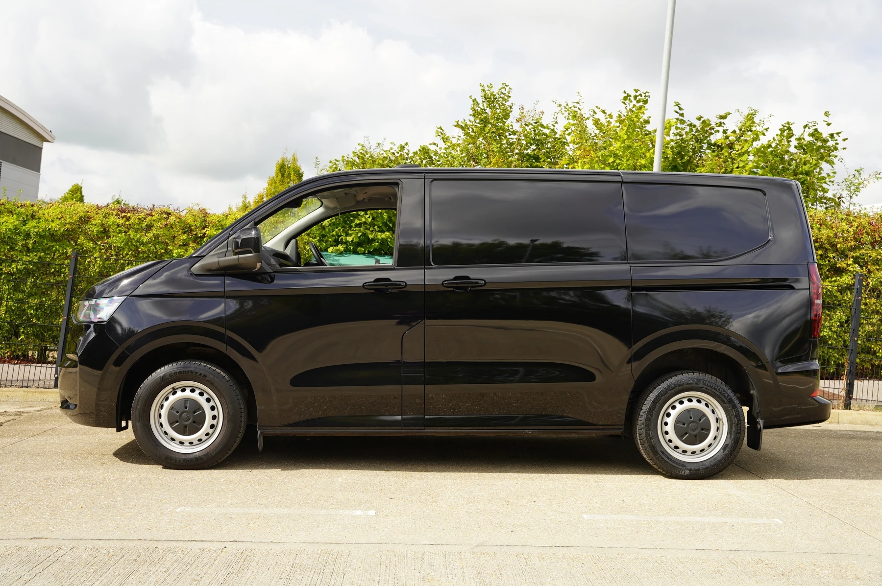 Volkswagen-Transporter-image-14