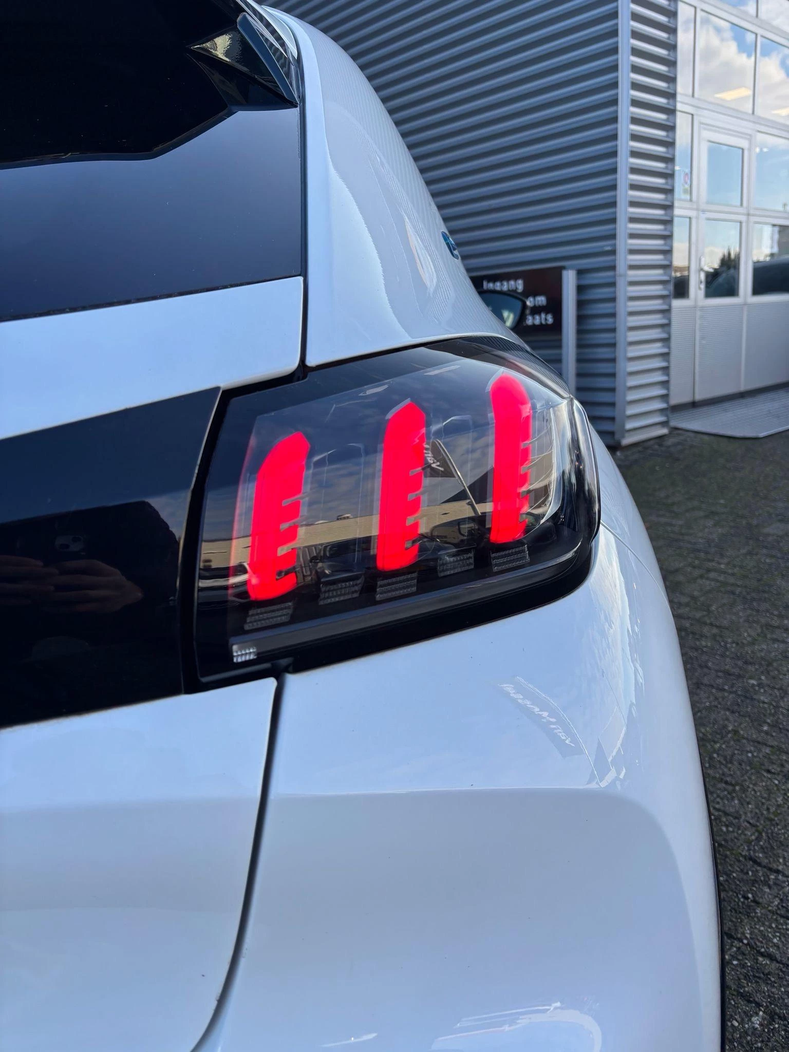 Peugeot-e-208-image-4