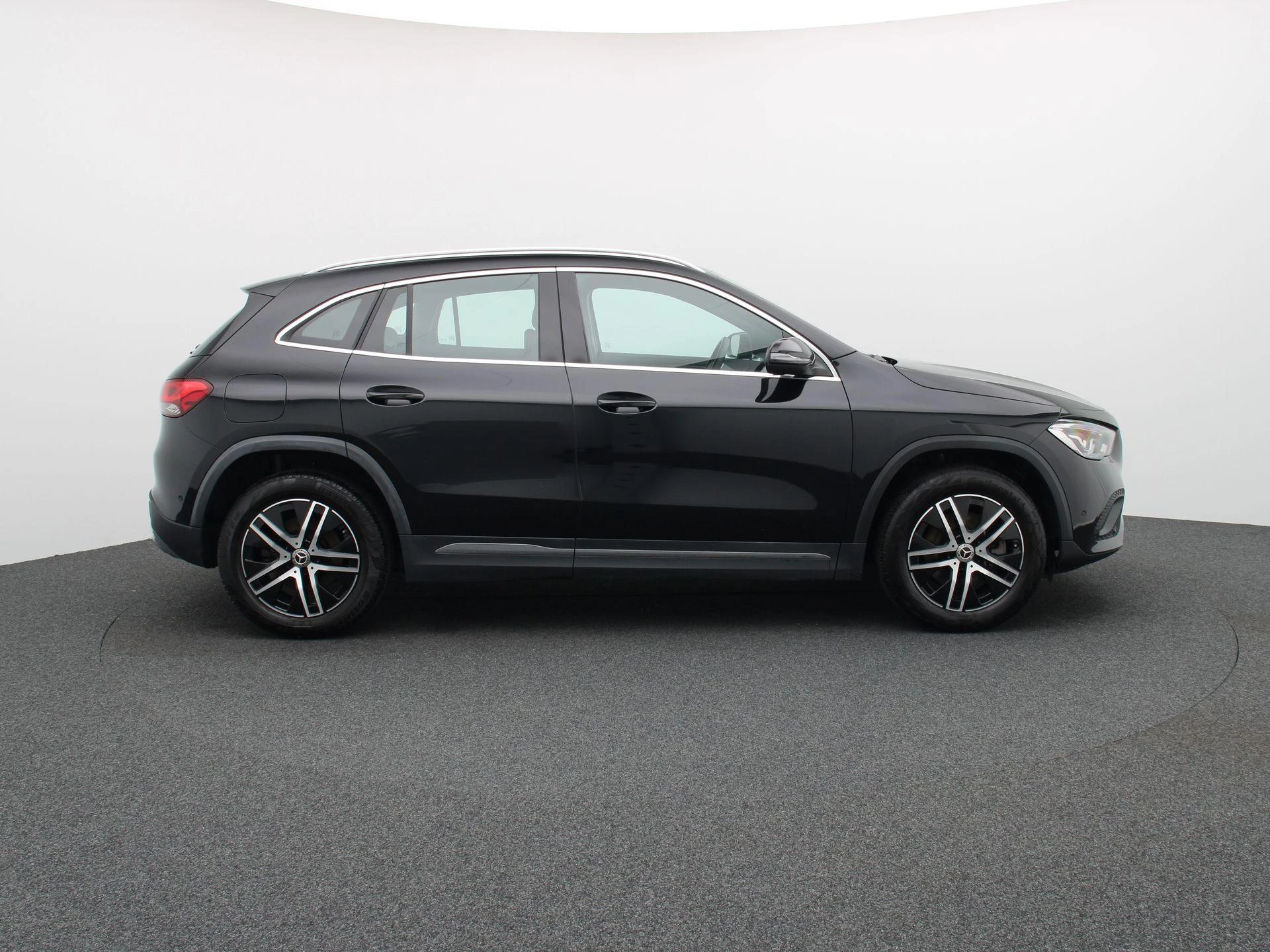 Mercedes-Benz GLA 250 e Luxury Line + LEDER + CARPLAY +