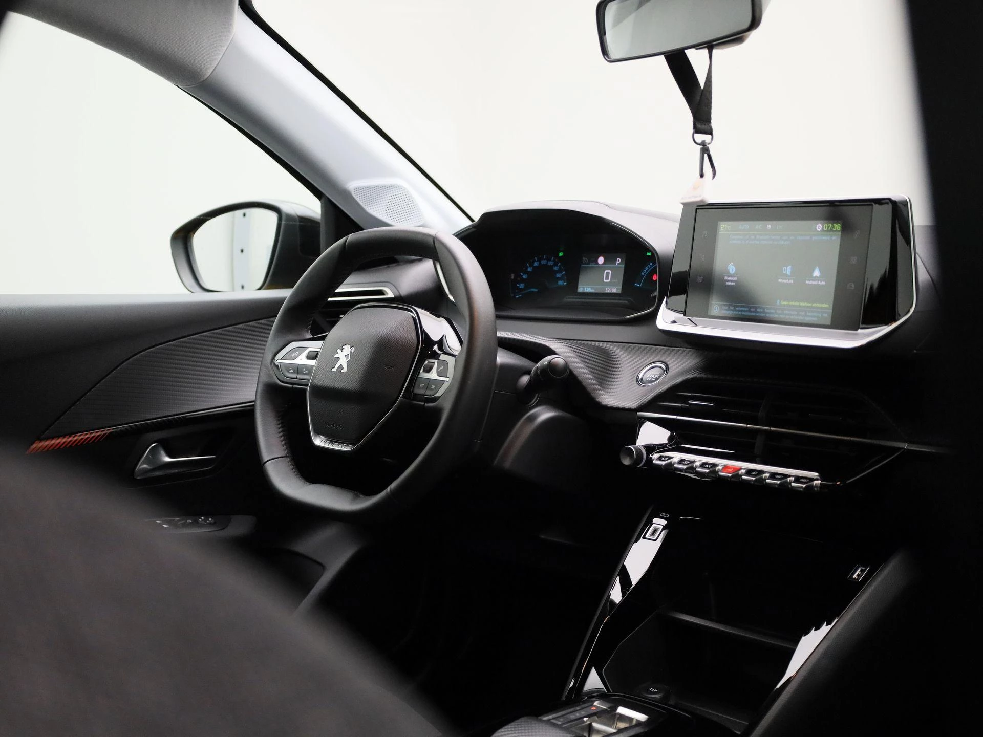 Peugeot-e-208-image-28
