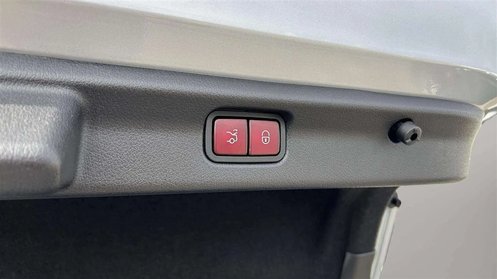 Mercedes-Benz-EQE-image-21