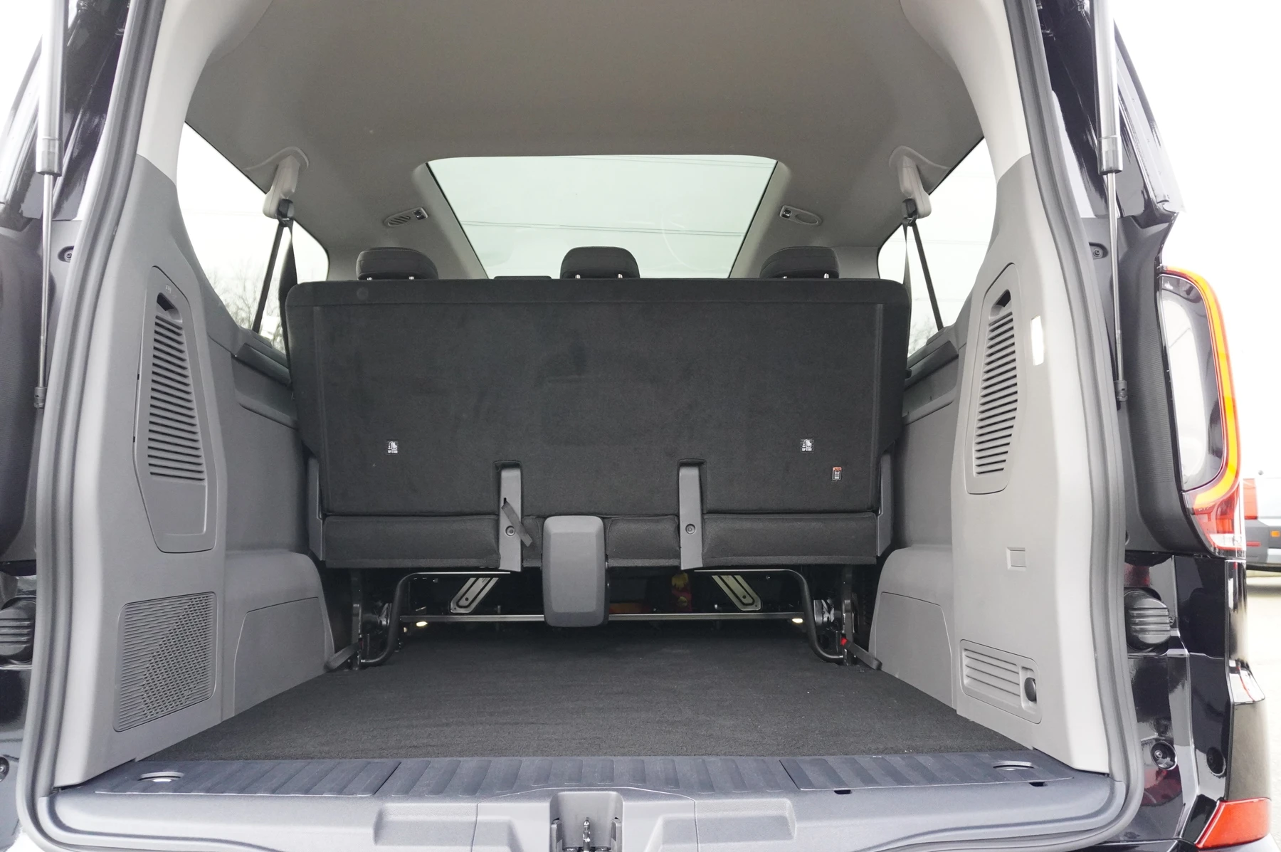 Volkswagen-Transporter-image-11