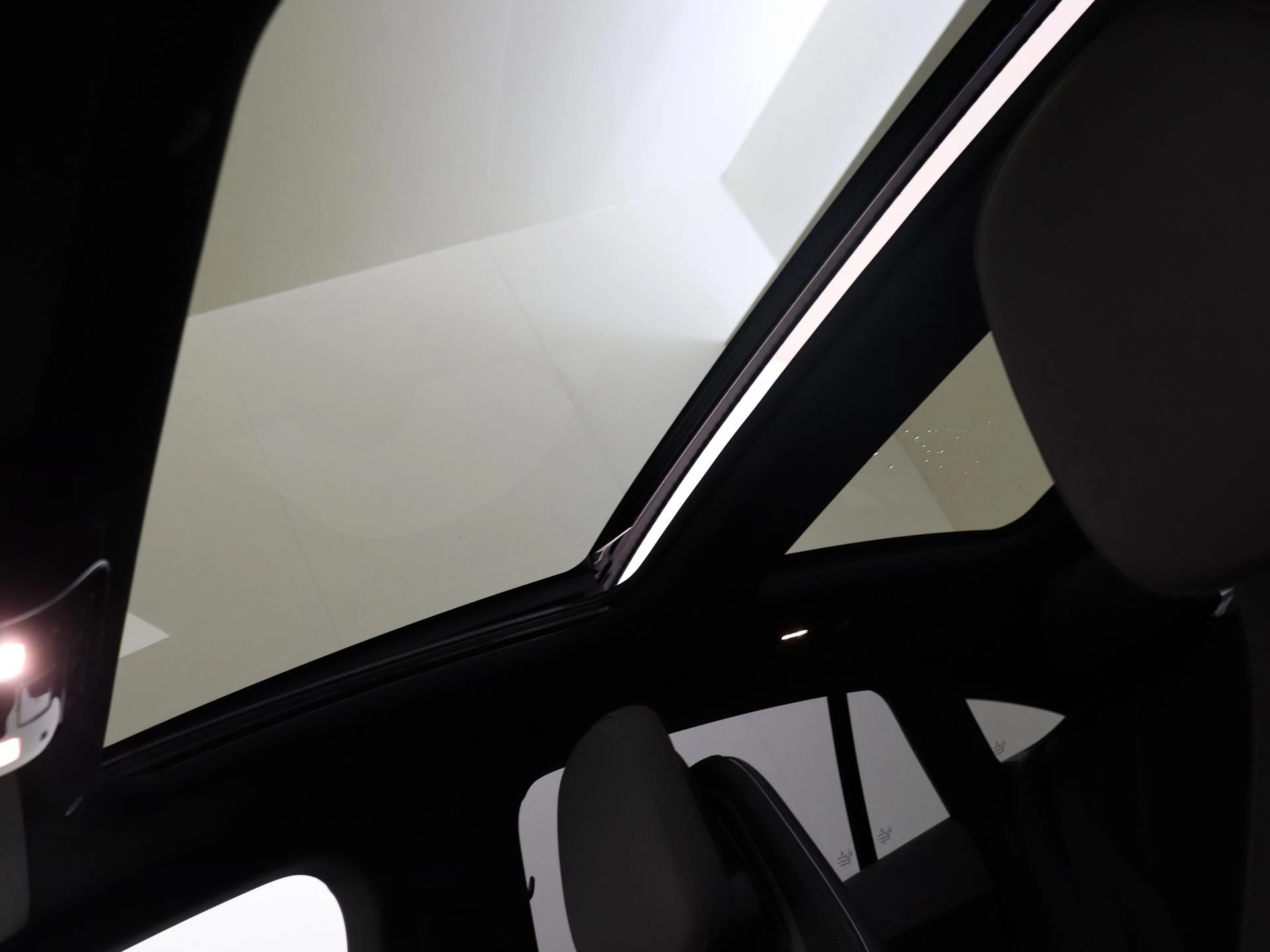 Mercedes-Benz-EQE-image-27
