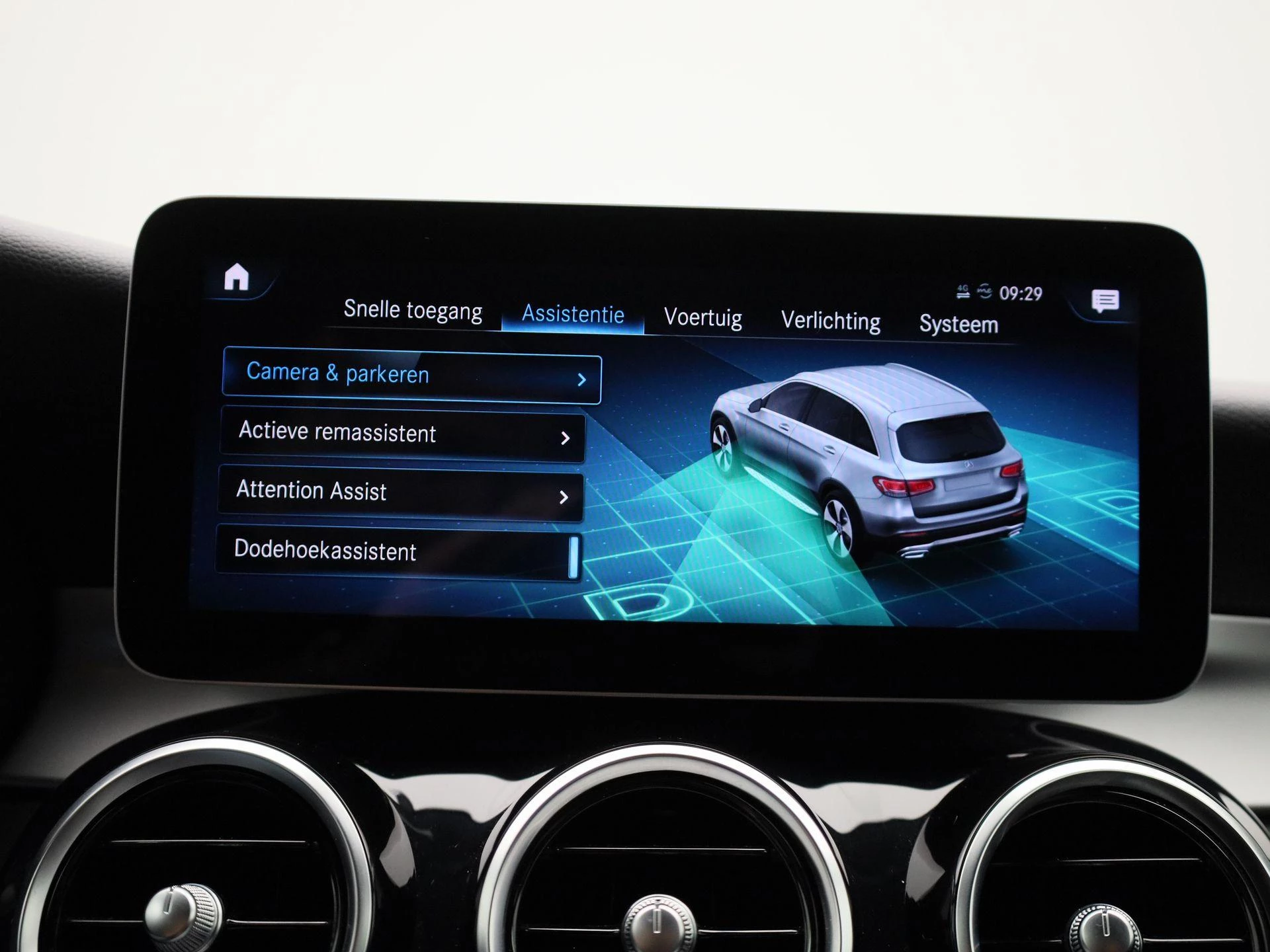 Mercedes-Benz-GLC-image-25